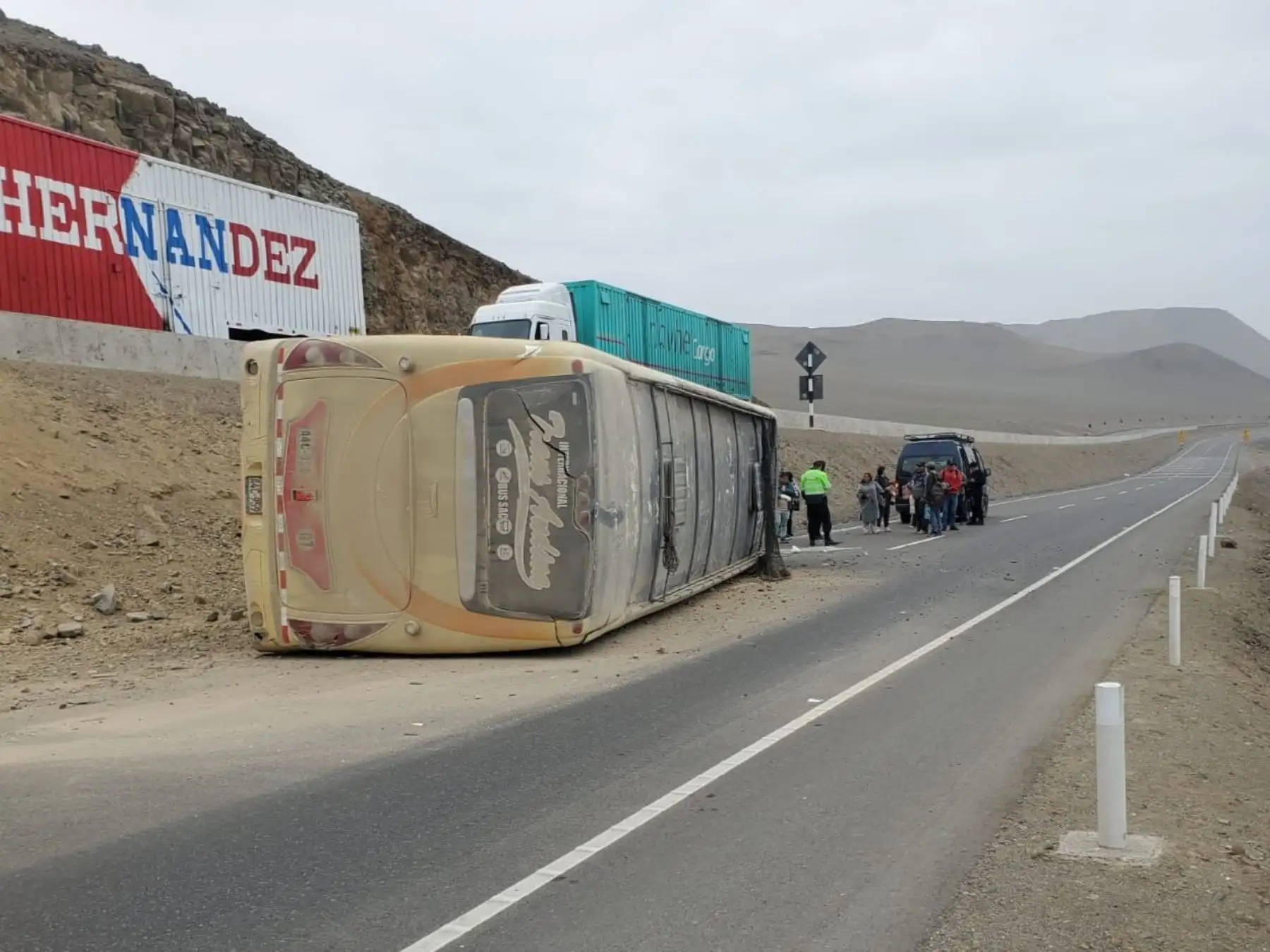 Un bus interprovincial de la empresa "Trans Andina" sufrió un despiste y volcadura esta mañana en la carretera Panamericana Norte, a la altura de Huarmey. El accidente dejó cinco personas heridas. ANDINA/Difusión