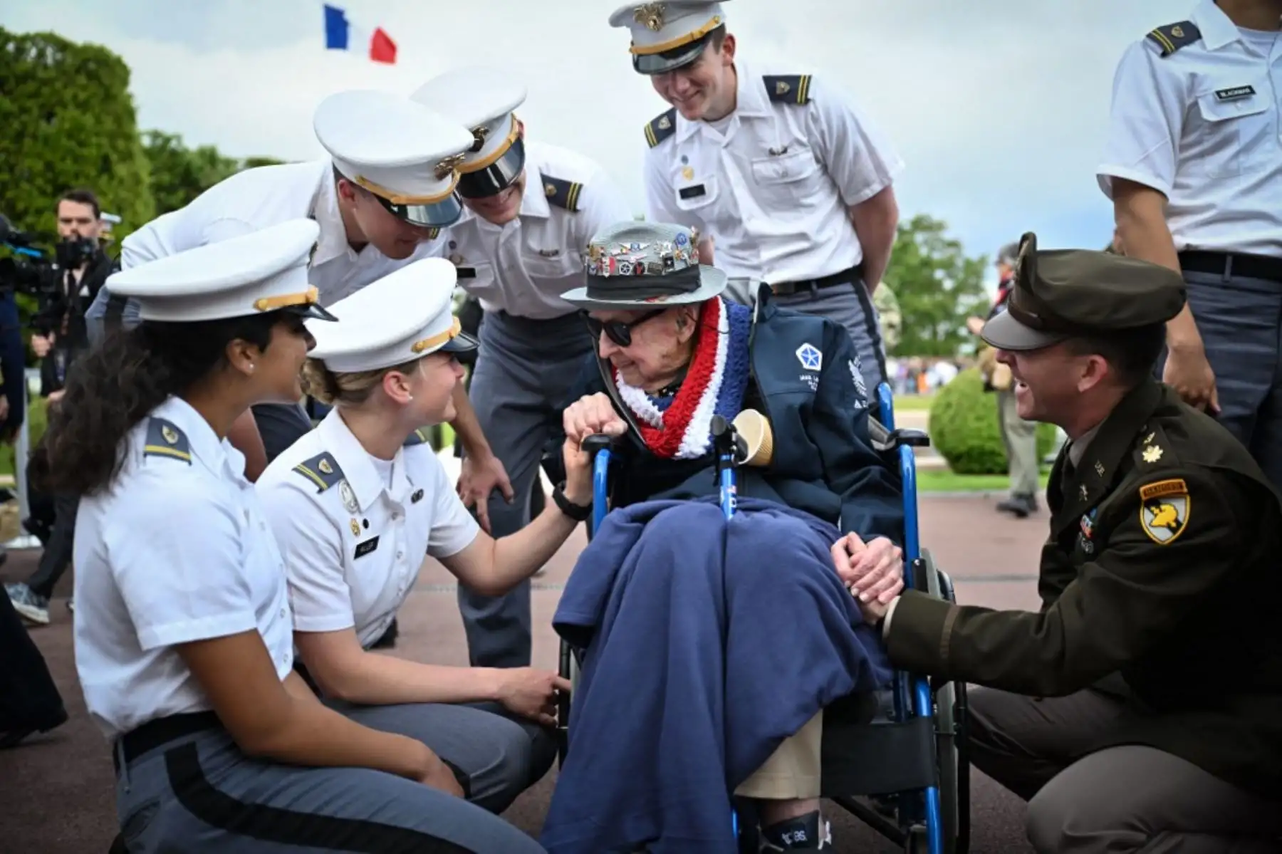 Jake Larson, veterano estadounidense de la Segunda Guerra Mundial y del desembarco del Día D, de 102 años, también conocido como "Papa Jake", asiste a la ceremonia conmemorativa por el 81 aniversario del desembarco aliado en Normandía, en el Cementerio Americano de Colleville-sur-Mer, en el noroeste de Francia. Foto: AFP