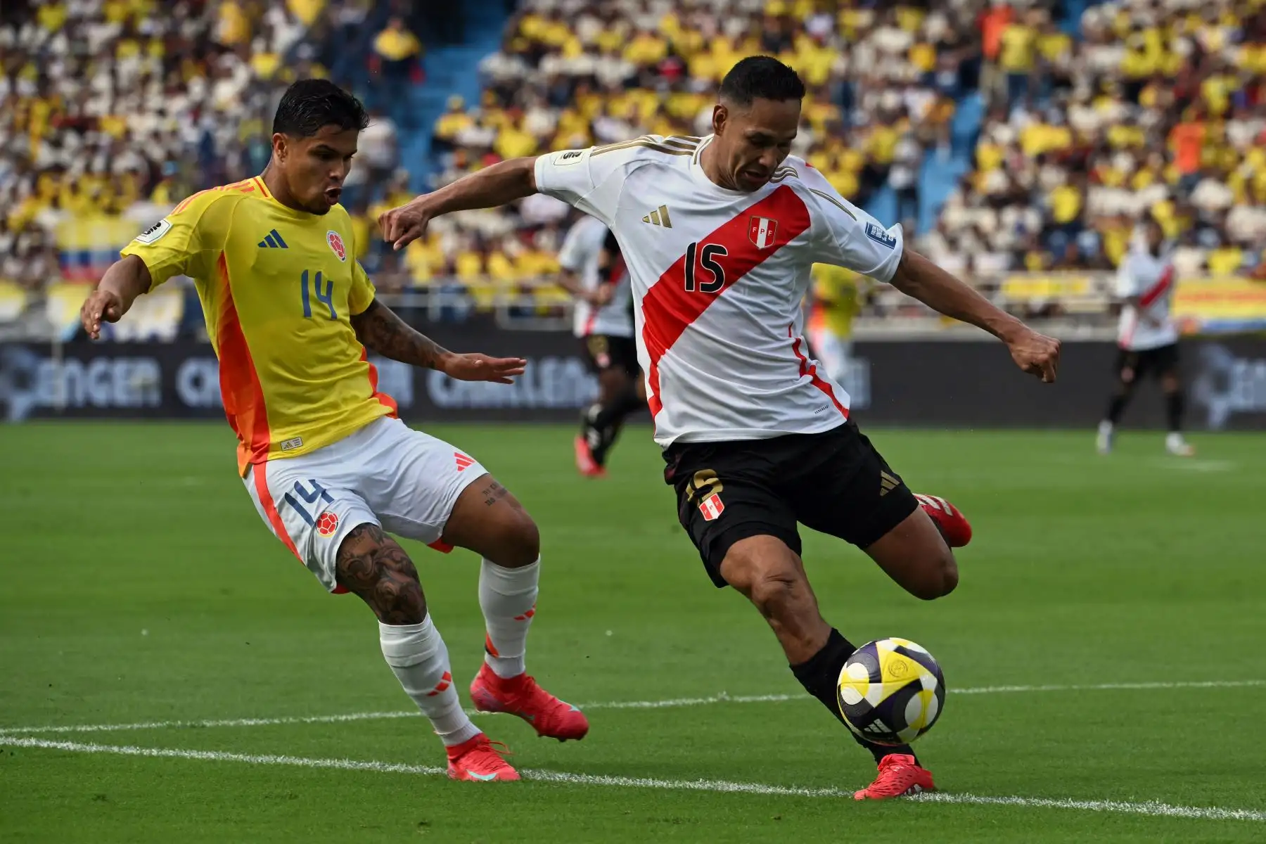 El delantero colombiano  Juan Camilo Hernández y el defensa peruano  Renzo Garcés luchan por el balón durante el partido de clasificación sudamericana para la Copa Mundial de la FIFA 2026 entre Colombia y Perú. Foto: AFP