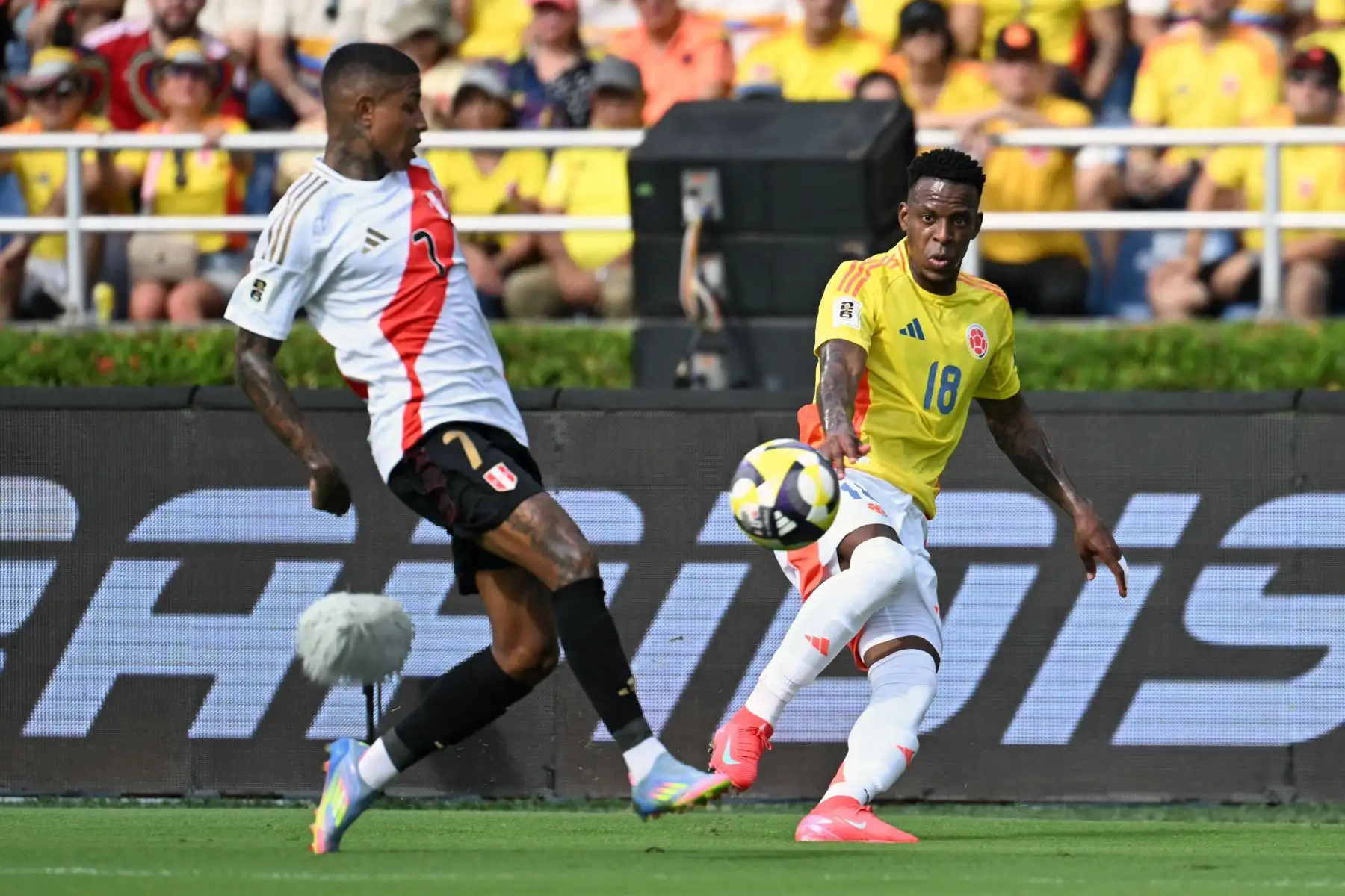 El delantero peruano  Andy Polo y el defensa colombiano Cristian Borja luchan por el balón durante el partido de clasificación sudamericana para la Copa Mundial de la FIFA 2026 entre Colombia y Perú. AFP
