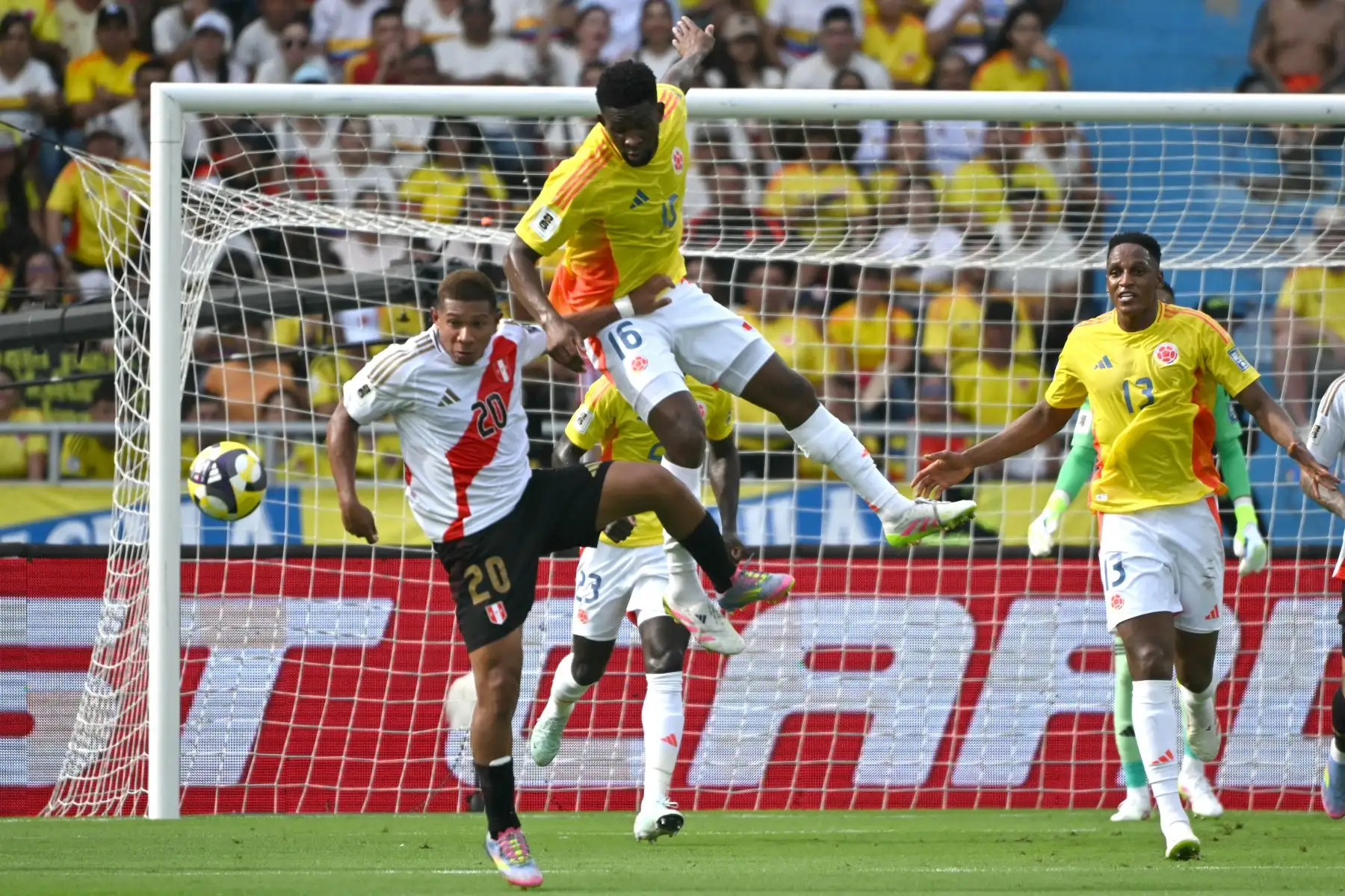 El mediocampista  de Colombia, Jefferson Lerma, y ​​el mediocampista  de Perú, Edison Flores, luchan por el balón durante el partido de fútbol de las eliminatorias sudamericanas de la Copa Mundial de la FIFA 2026 entre Colombia y Perú. AFP