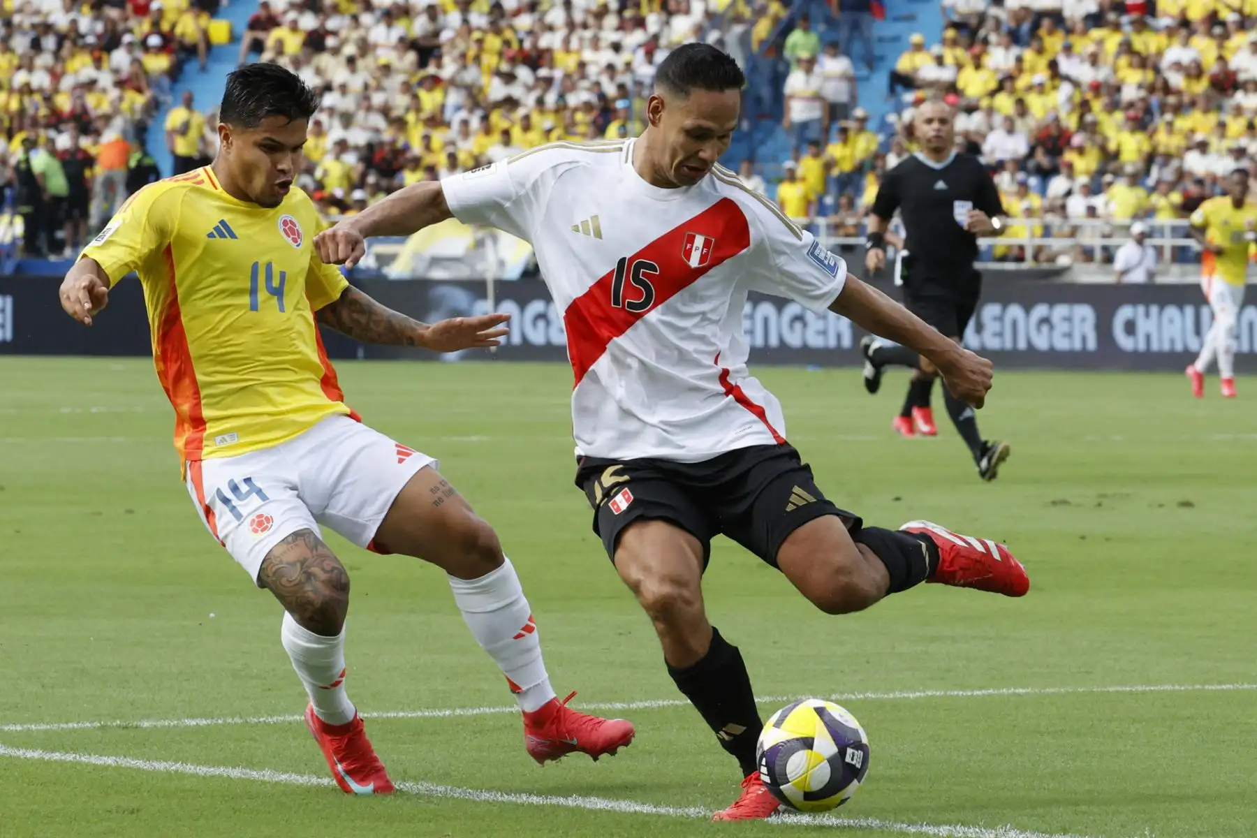 Juan Camilo Hernández de Colombia disputa el balón con Renzo Garcés de Perú este viernes, en un partido por las eliminatorias sudamericanas para el Mundial 2026 entre las selecciones de Colombia y Perú. Foto: EFE