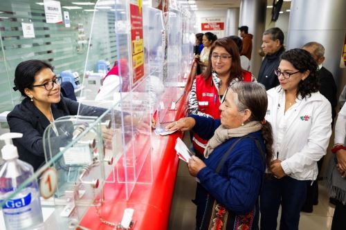 La ministra Leslie Urteaga visitó la agencia del Banco de la Nación en Chincha, donde interactuó con los usuarios del programa Pensión 65. Foto: Midis