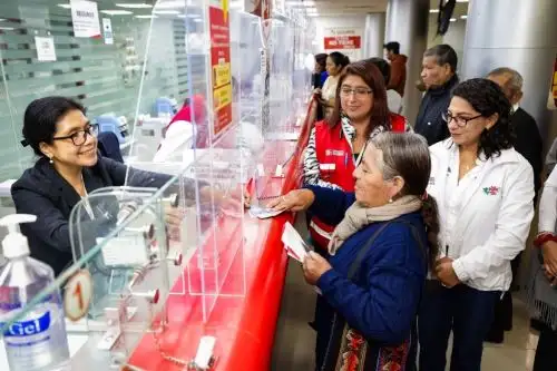 La ministra Leslie Urteaga visitó la agencia del Banco de la Nación en Chincha, donde interactuó con los usuarios del programa Pensión 65. Foto: Midis