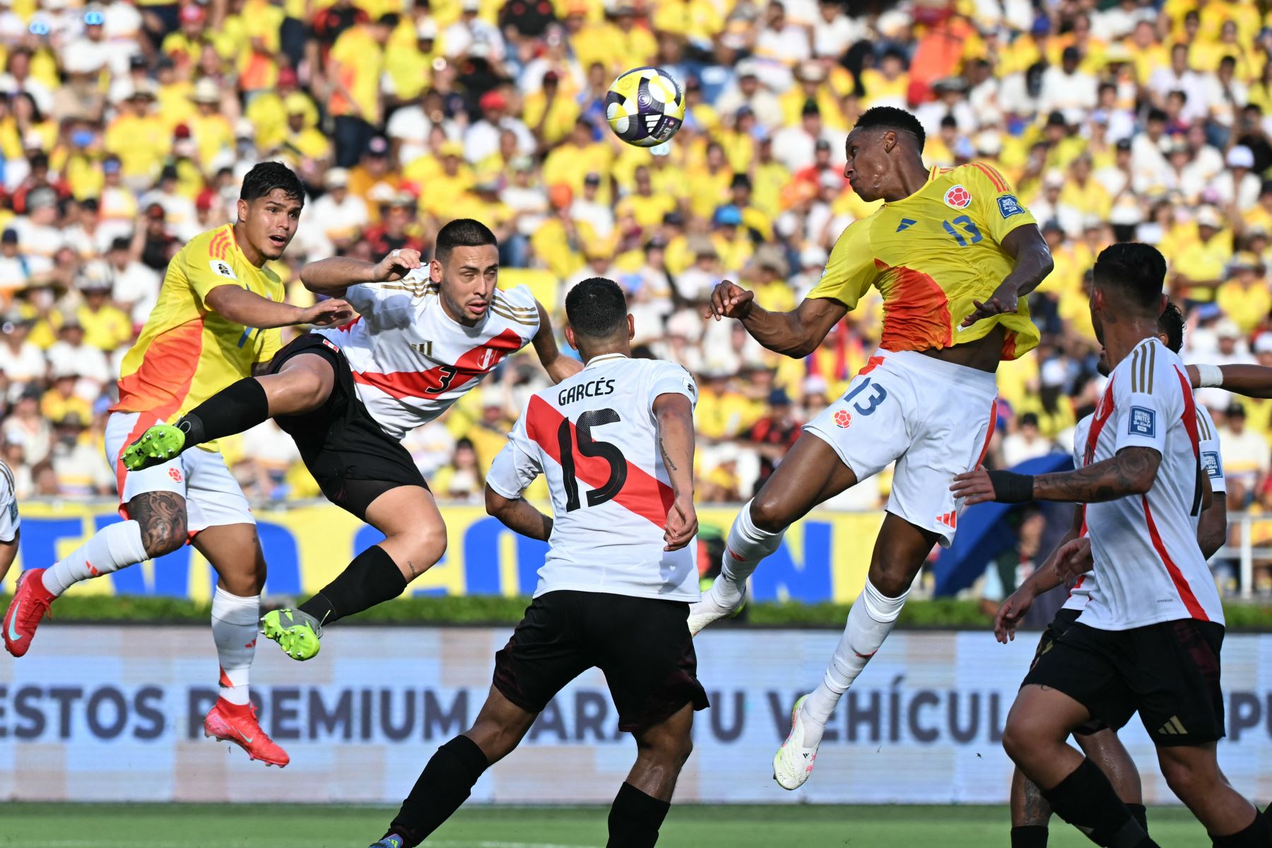 El defensor  Erick Noriega  y el delantero colombiano  Juan Camilo Hernández durante el partido de clasificación sudamericana para la Copa Mundial de la FIFA 2026 entre Colombia y Perú. Foto: AFP