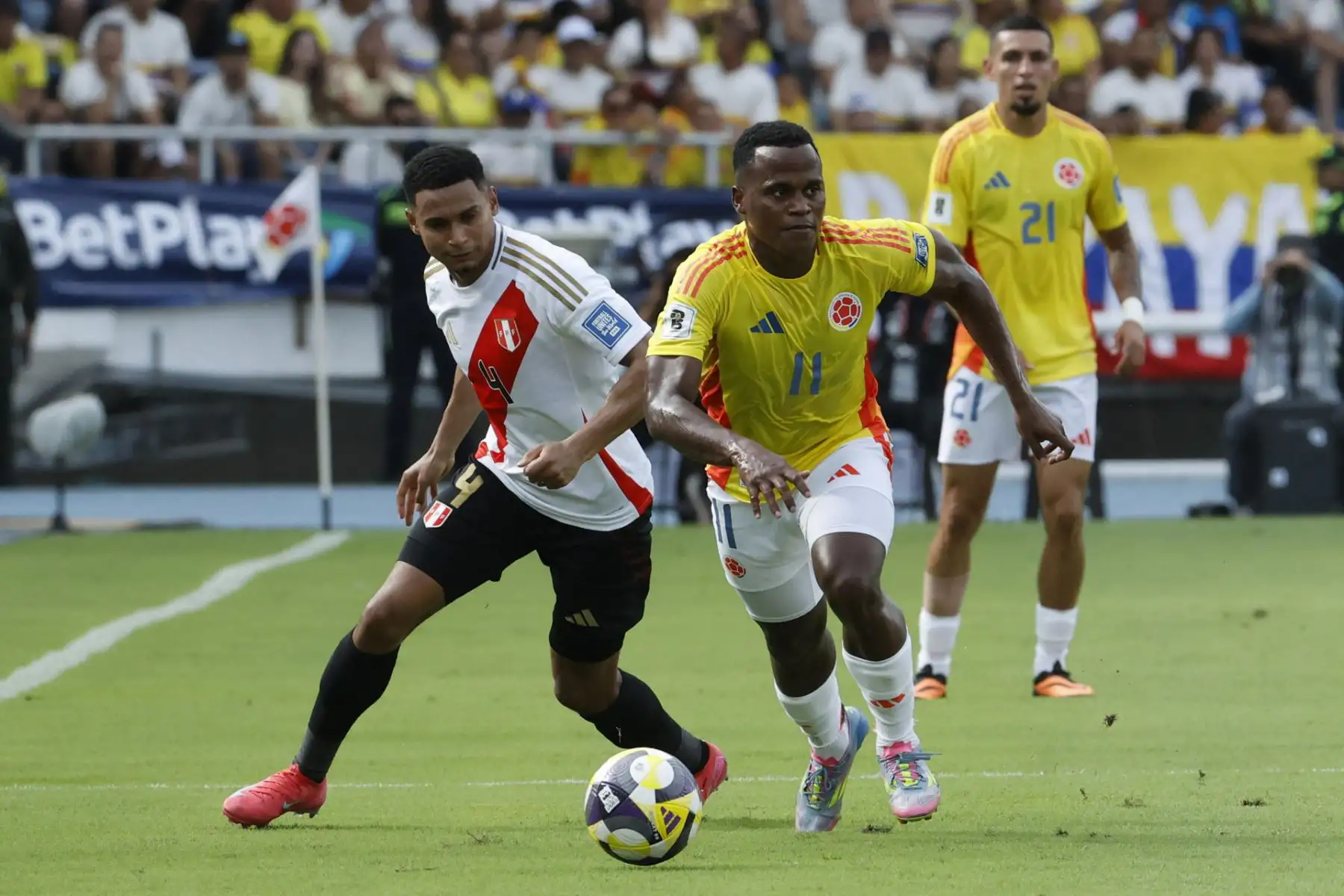 Jhon Arias de Colombia disputa el balón con Marcos López de Perú este viernes, en un partido por las eliminatorias sudamericanas para el Mundial 2026 entre las selecciones de Colombia y Perú. EFE