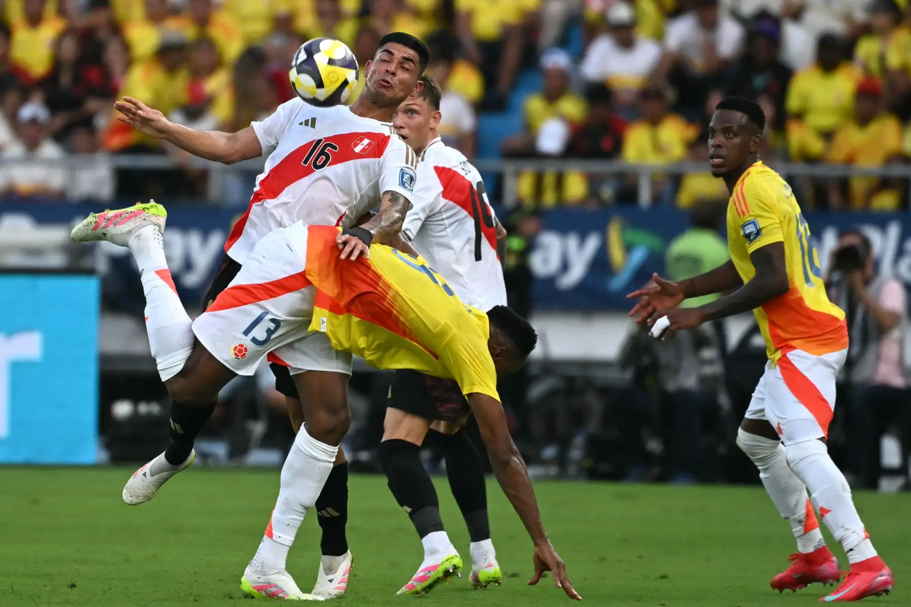 El delantero peruano  Luis Ramos y el defensa colombiano Yerry Mina luchan por el balón durante el partido de clasificación sudamericana para la Copa Mundial de la FIFA 2026 entre Colombia y Perú. Foto: AFP