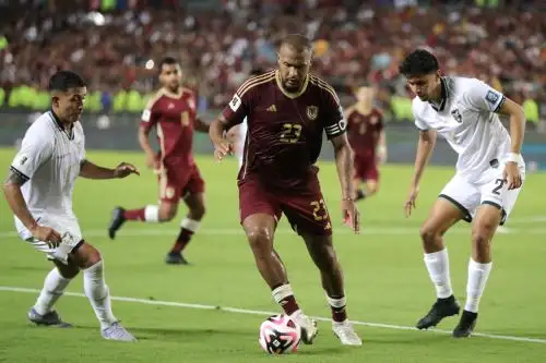Salomón Rondón (Venezuela) disputa el balón con Diego Arroyo (Bolivia) este viernes, en un partido por las eliminatorias sudamericanas para el Mundial 2026. Foto: EFE