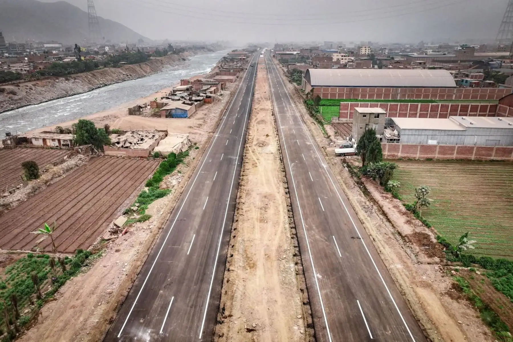 La Municipalidad de Lima inauguró 2 kilómetros de los 4 que conforman la ampliación de la autopista Ramiro Prialé, una obra esperada por los vecinos de Lima este y que transforma la movilidad urbana, agilizar el tránsito y mejorar la seguridad vial. Foto: MML