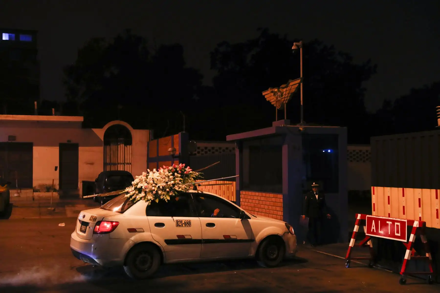 Familiares y amigos de la alférez FAP Ashley Vargas, cuyos restos mortales fueron encontrados en Paracas el jueves 5 de junio tras 16 días de búsqueda, llegaron hasta el velatorio de la base aérea de Las Palmas de la Fuerza Aérea del Perú en Surco para darle el último adiós. Foto: ANDINA/Daniel Bracamonte