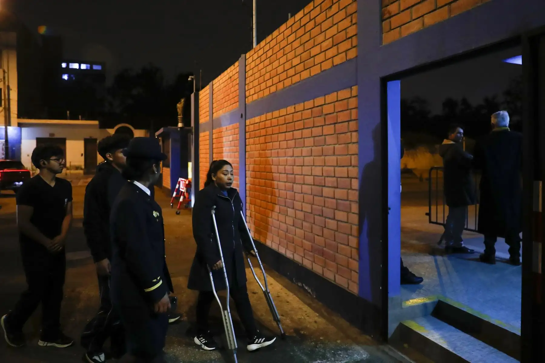 Familiares y amigos de la alférez FAP Ashley Vargas, cuyos restos mortales fueron encontrados en Paracas el jueves 5 de junio tras 16 días de búsqueda, llegaron hasta el velatorio de la base aérea de Las Palmas de la Fuerza Aérea del Perú en Surco para darle el último adiós. Foto: ANDINA/Daniel Bracamonte