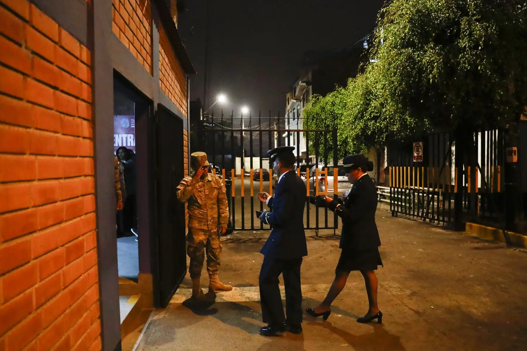 Familiares y amigos de la alférez FAP Ashley Vargas, cuyos restos mortales fueron encontrados en Paracas el jueves 5 de junio tras 16 días de búsqueda, llegaron hasta el velatorio de la base aérea de Las Palmas de la Fuerza Aérea del Perú en Surco para darle el último adiós. Foto: ANDINA/Daniel Bracamonte