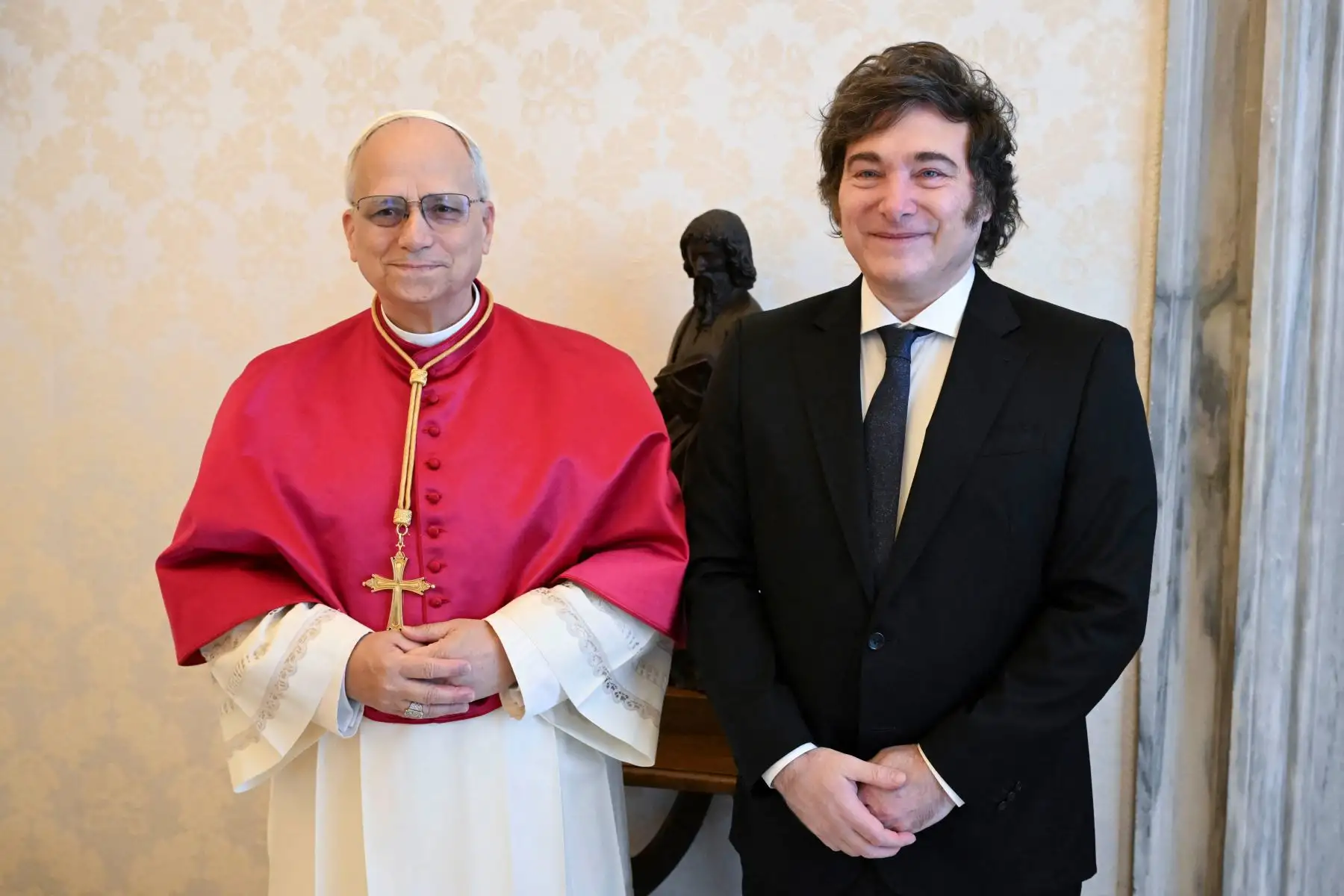 El presidente de Argentina, Javier Milei, fue recibido este sábado por el papa León XIV en el Vaticano, en un encuentro que destacó por el diálogo sobre temas como la lucha contra la pobreza, la cohesión social y la situación geopolítica global, según informó la Santa Sede.
Foto: AFP