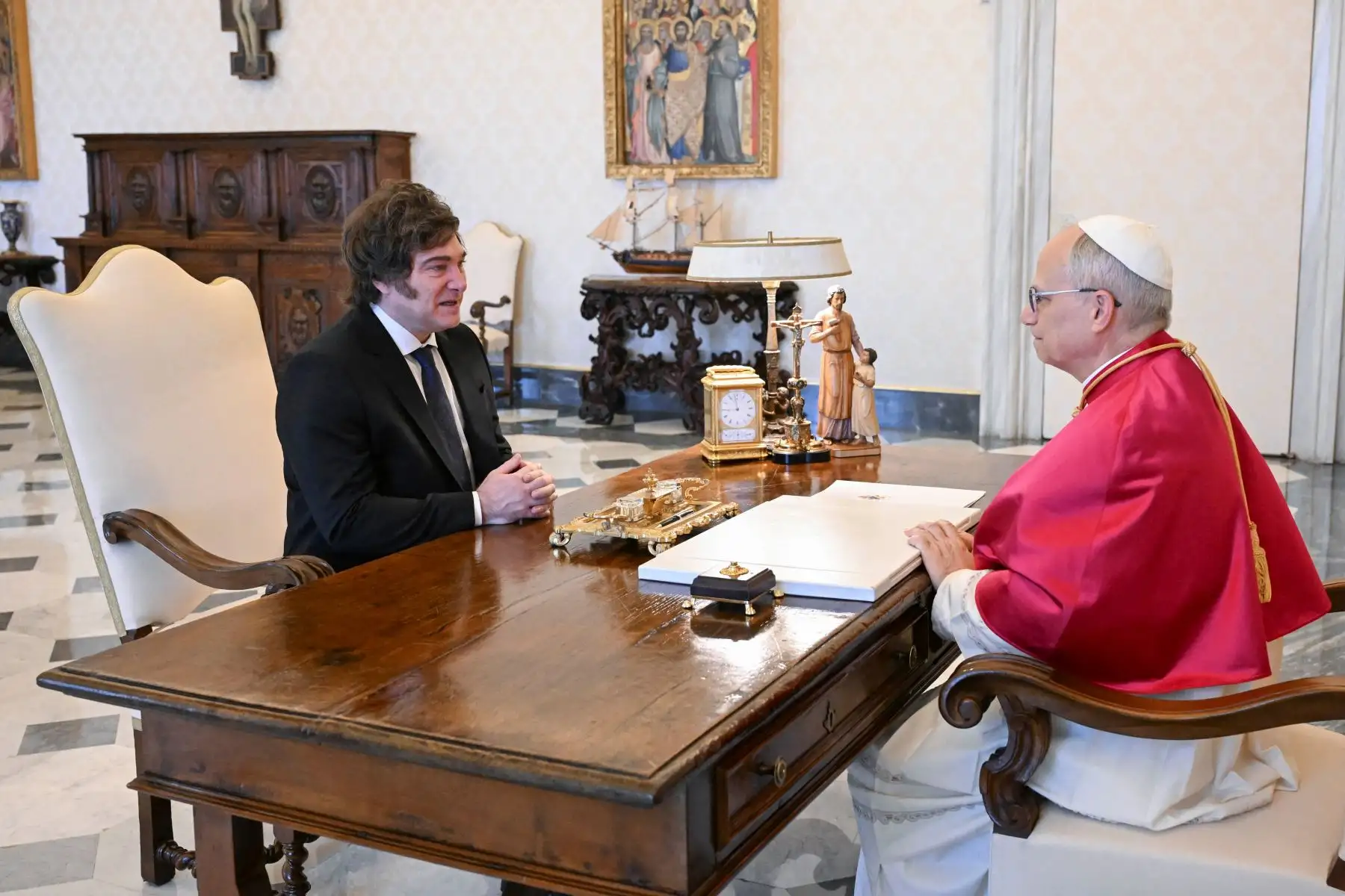El presidente de Argentina, Javier Milei, fue recibido este sábado por el papa León XIV en el Vaticano, en un encuentro que destacó por el diálogo sobre temas como la lucha contra la pobreza, la cohesión social y la situación geopolítica global, según informó la Santa Sede.
Foto: AFP