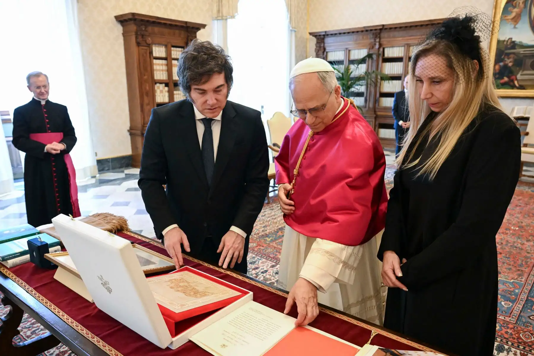 El presidente de Argentina, Javier Milei, fue recibido este sábado por el papa León XIV en el Vaticano, en un encuentro que destacó por el diálogo sobre temas como la lucha contra la pobreza, la cohesión social y la situación geopolítica global, según informó la Santa Sede.
Foto: AFP
