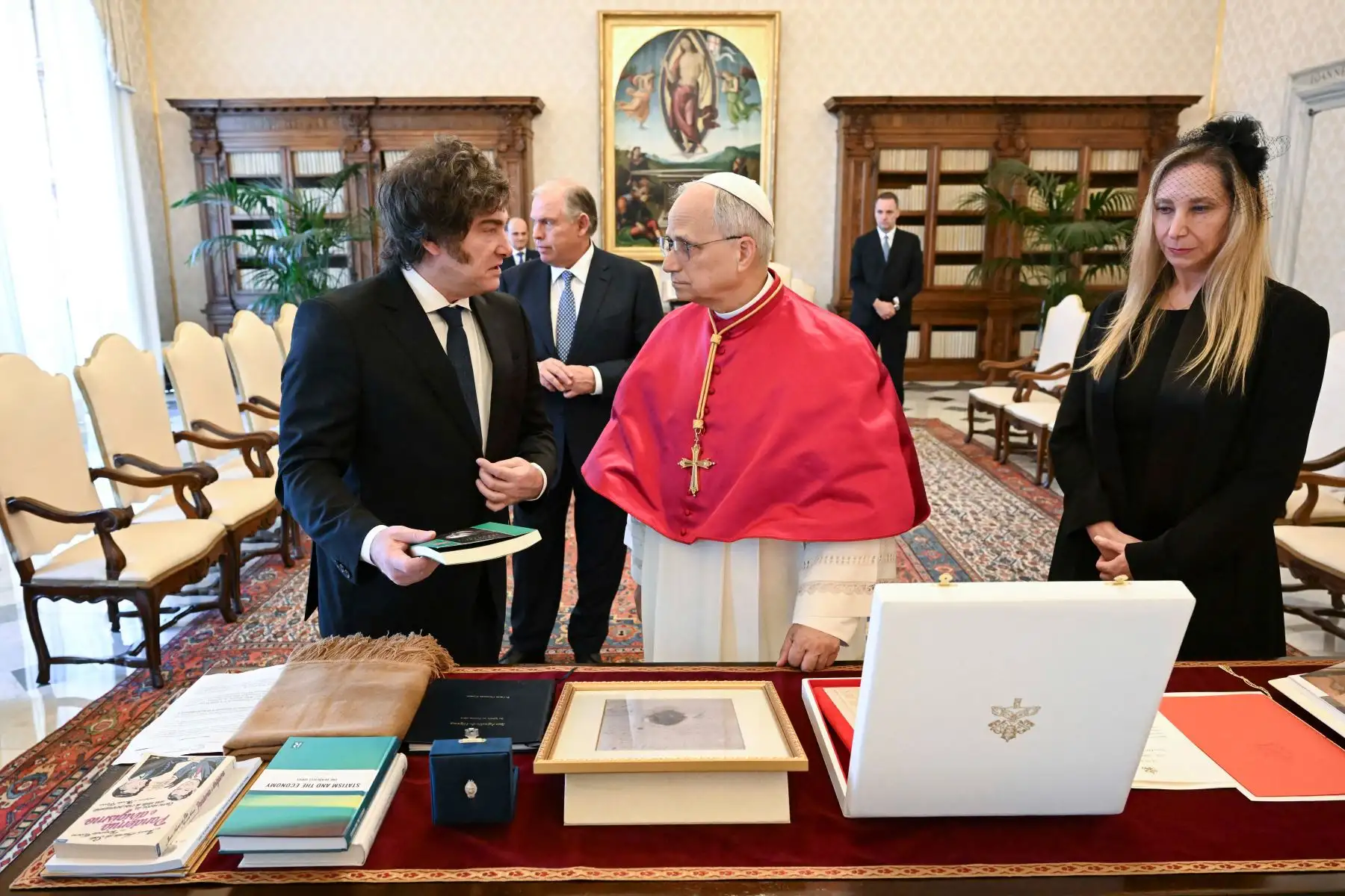 El presidente de Argentina, Javier Milei, fue recibido este sábado por el papa León XIV en el Vaticano, en un encuentro que destacó por el diálogo sobre temas como la lucha contra la pobreza, la cohesión social y la situación geopolítica global, según informó la Santa Sede.
Foto: AFP