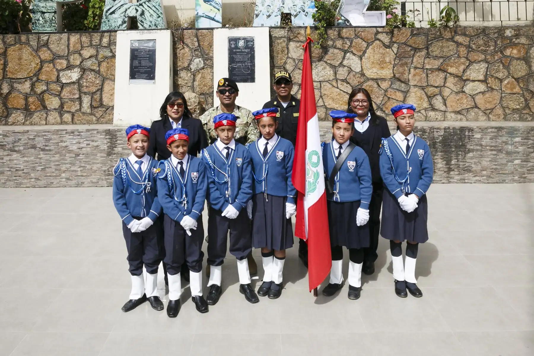 En la histórica Plaza de Armas de Pataz, el espíritu de la patria vibró una vez más. A 145 años de la gesta heroica de la Batalla de Arica, autoridades civiles y militares, junto a la población, renovaron su compromiso con el Perú en la tradicional ceremonia de Renovación del Juramento de Fidelidad a la Bandera. Foto: Mindef