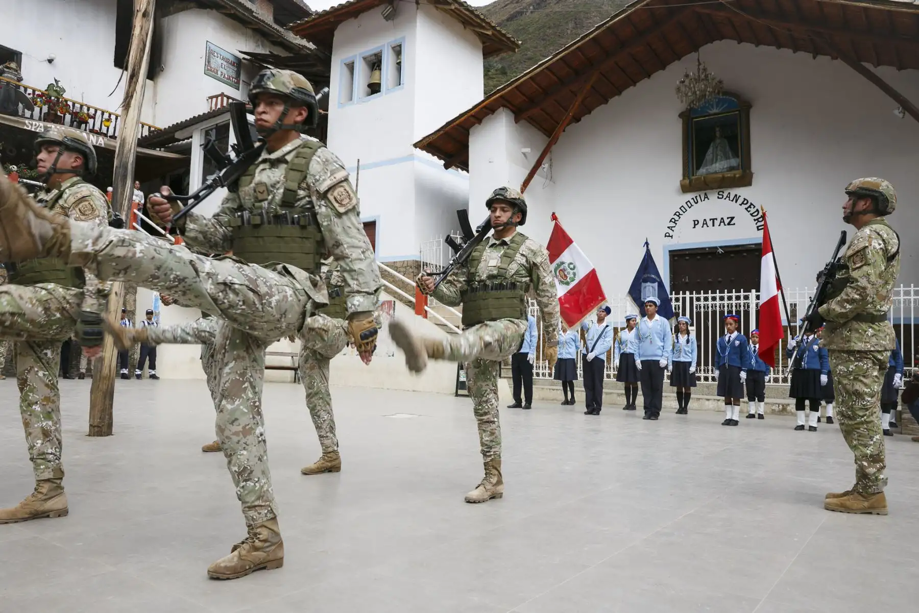 En la histórica Plaza de Armas de Pataz, el espíritu de la patria vibró una vez más. A 145 años de la gesta heroica de la Batalla de Arica, autoridades civiles y militares, junto a la población, renovaron su compromiso con el Perú en la tradicional ceremonia de Renovación del Juramento de Fidelidad a la Bandera. Foto: Mindef