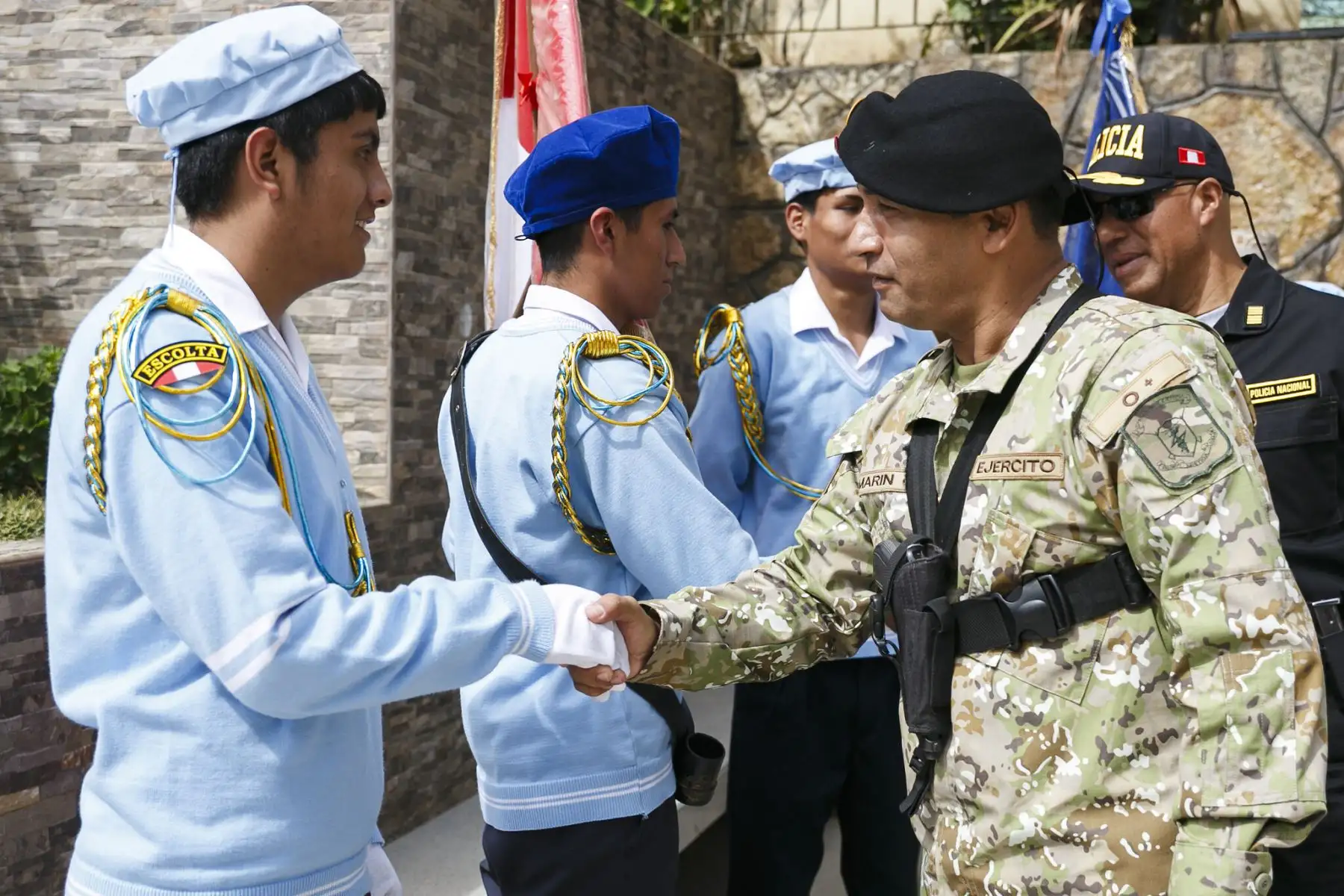 En la histórica Plaza de Armas de Pataz, el espíritu de la patria vibró una vez más. A 145 años de la gesta heroica de la Batalla de Arica, autoridades civiles y militares, junto a la población, renovaron su compromiso con el Perú en la tradicional ceremonia de Renovación del Juramento de Fidelidad a la Bandera. Foto: Mindef