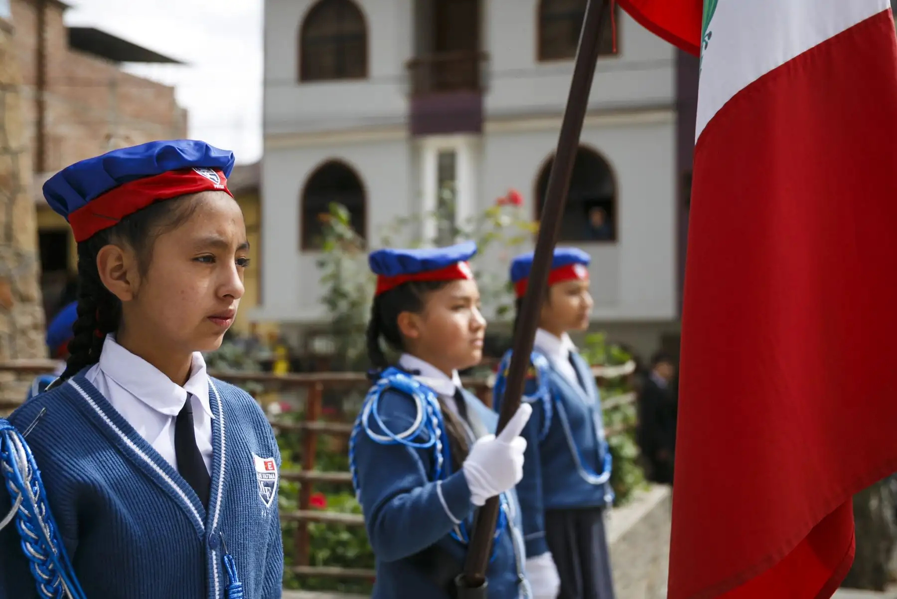 En la histórica Plaza de Armas de Pataz, el espíritu de la patria vibró una vez más. A 145 años de la gesta heroica de la Batalla de Arica, autoridades civiles y militares, junto a la población, renovaron su compromiso con el Perú en la tradicional ceremonia de Renovación del Juramento de Fidelidad a la Bandera. Foto: Mindef