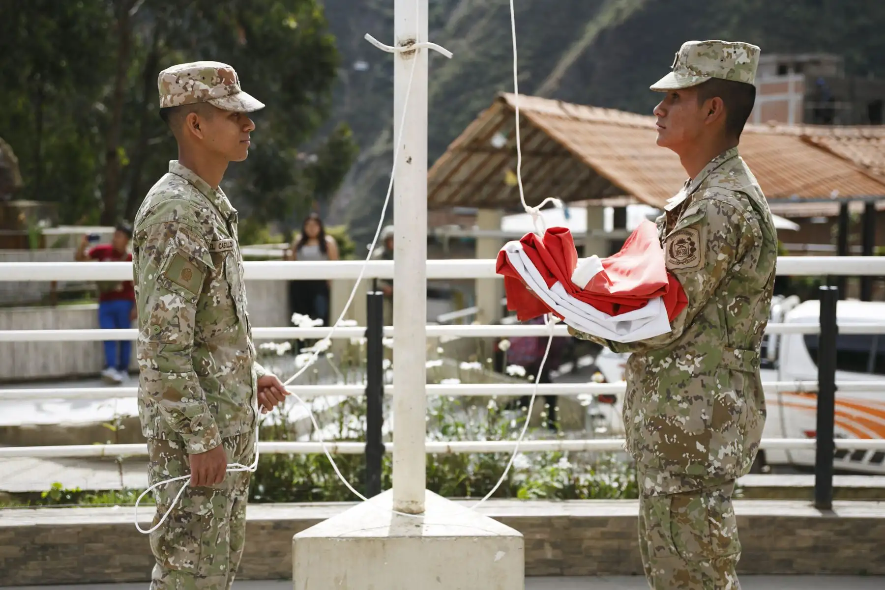 En la histórica Plaza de Armas de Pataz, el espíritu de la patria vibró una vez más. A 145 años de la gesta heroica de la Batalla de Arica, autoridades civiles y militares, junto a la población, renovaron su compromiso con el Perú en la tradicional ceremonia de Renovación del Juramento de Fidelidad a la Bandera. Foto: Mindef