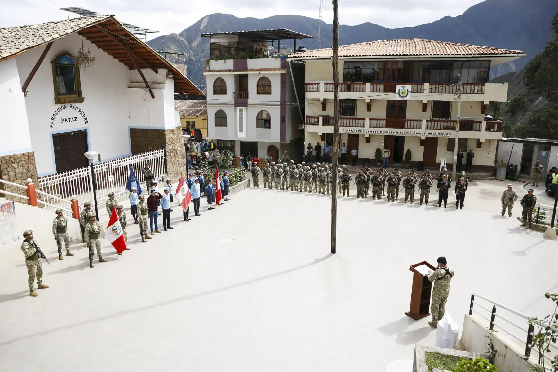 En la histórica Plaza de Armas de Pataz, el espíritu de la patria vibró una vez más. A 145 años de la gesta heroica de la Batalla de Arica, autoridades civiles y militares, junto a la población, renovaron su compromiso con el Perú en la tradicional ceremonia de Renovación del Juramento de Fidelidad a la Bandera. Foto: Mindef