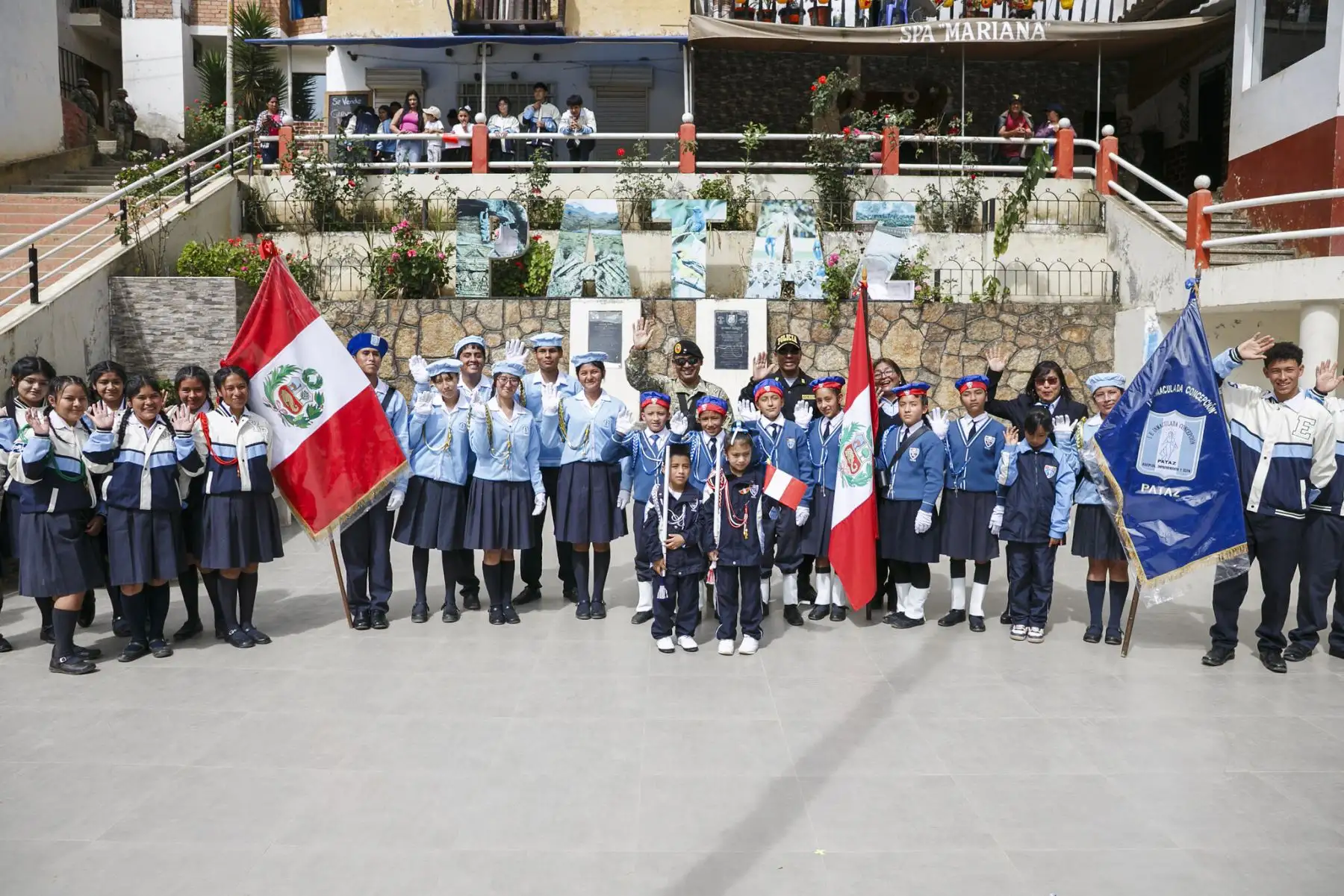 En la histórica Plaza de Armas de Pataz, el espíritu de la patria vibró una vez más. A 145 años de la gesta heroica de la Batalla de Arica, autoridades civiles y militares, junto a la población, renovaron su compromiso con el Perú en la tradicional ceremonia de Renovación del Juramento de Fidelidad a la Bandera. Foto: Mindef