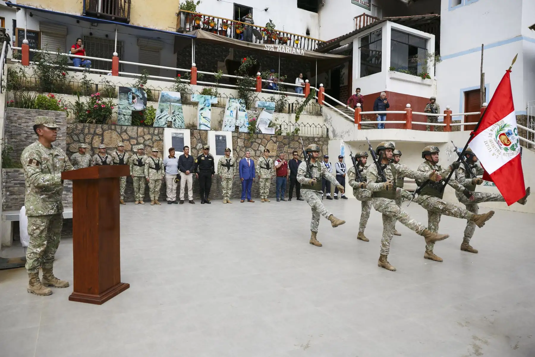 En la histórica Plaza de Armas de Pataz, el espíritu de la patria vibró una vez más. A 145 años de la gesta heroica de la Batalla de Arica, autoridades civiles y militares, junto a la población, renovaron su compromiso con el Perú en la tradicional ceremonia de Renovación del Juramento de Fidelidad a la Bandera. Foto: Mindef