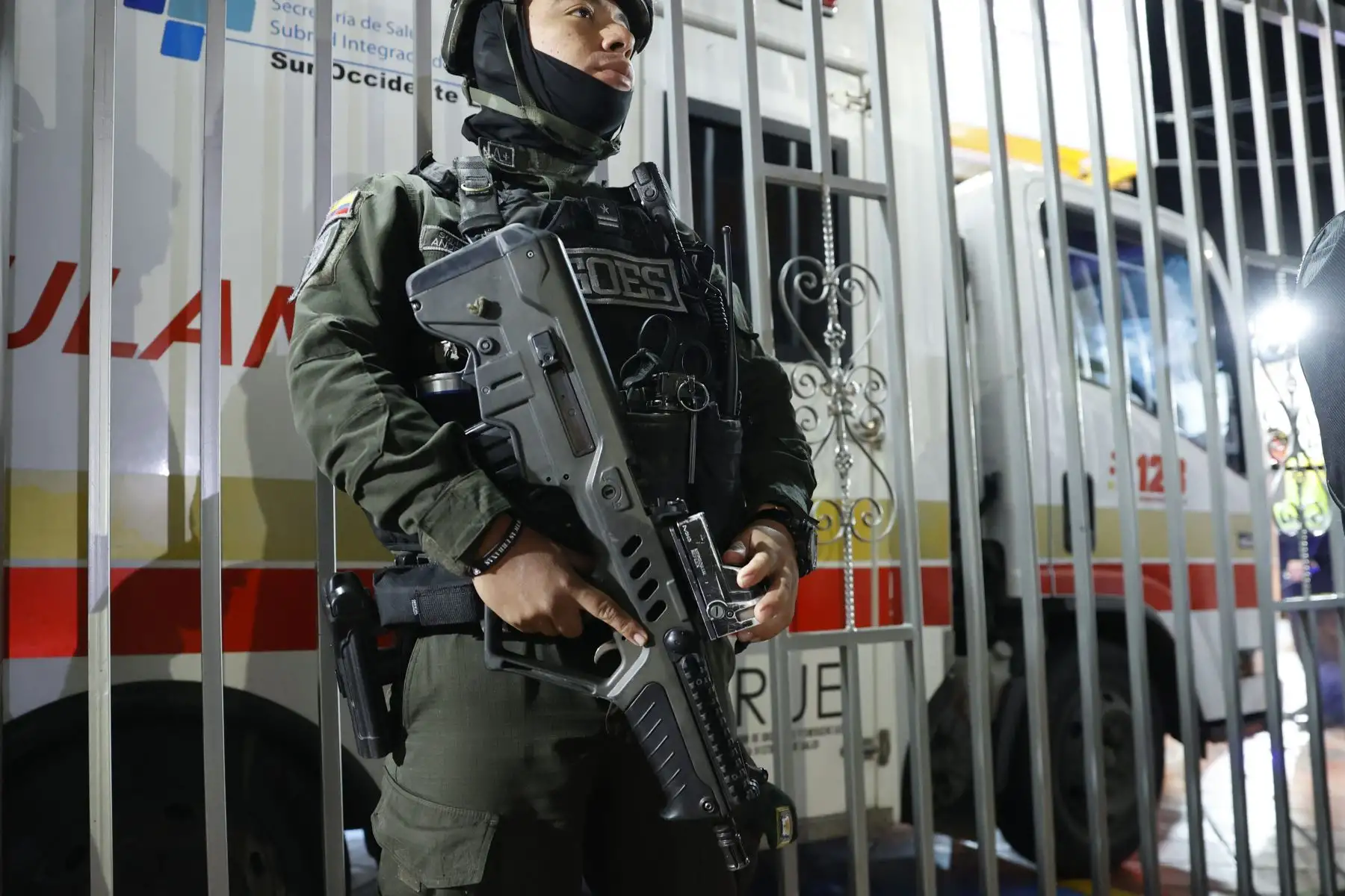 Un policía custodia frente a la ambulancia en la que es trasladado el senador colombiano Miguel Uribe Turbay este sábado, en Bogotá (Colombia). Uribe Turbay, uno de los aspirantes presidenciales del partido uribista Centro Democrático, fue herido durante un atentado en un acto político en Bogotá. EFE/ Mauricio Dueñas Castañeda