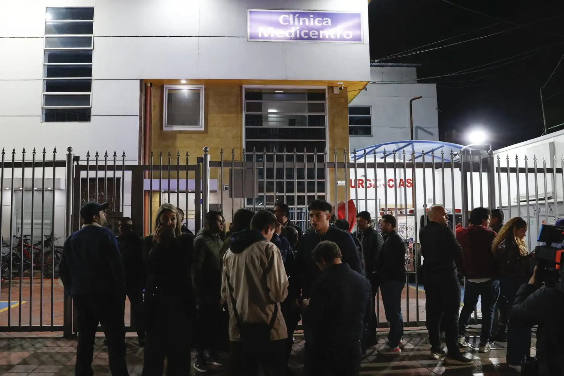 Personas esperan a las afueras de la Clínica Medicentro a donde fue trasladado el senador Miguel Uribe Turbay luego de un atentado en su contra este sábado, en Bogotá (Colombia). Uribe Turbay, uno de los aspirantes presidenciales del partido uribista Centro Democrático, fue herido durante un atentado en un acto político en BogotáEFE/ Mauricio Dueñas Castañeda