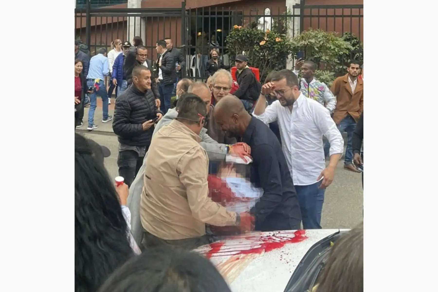 En la imagen se ve al político colombiano Miguel Uribe Turbay, uno de los aspirantes presidenciales del partido uribista Centro Democrático, herido durante un atentado este sábado, en Bogotá (Colombia). EFE/ Rastreo de Redes
