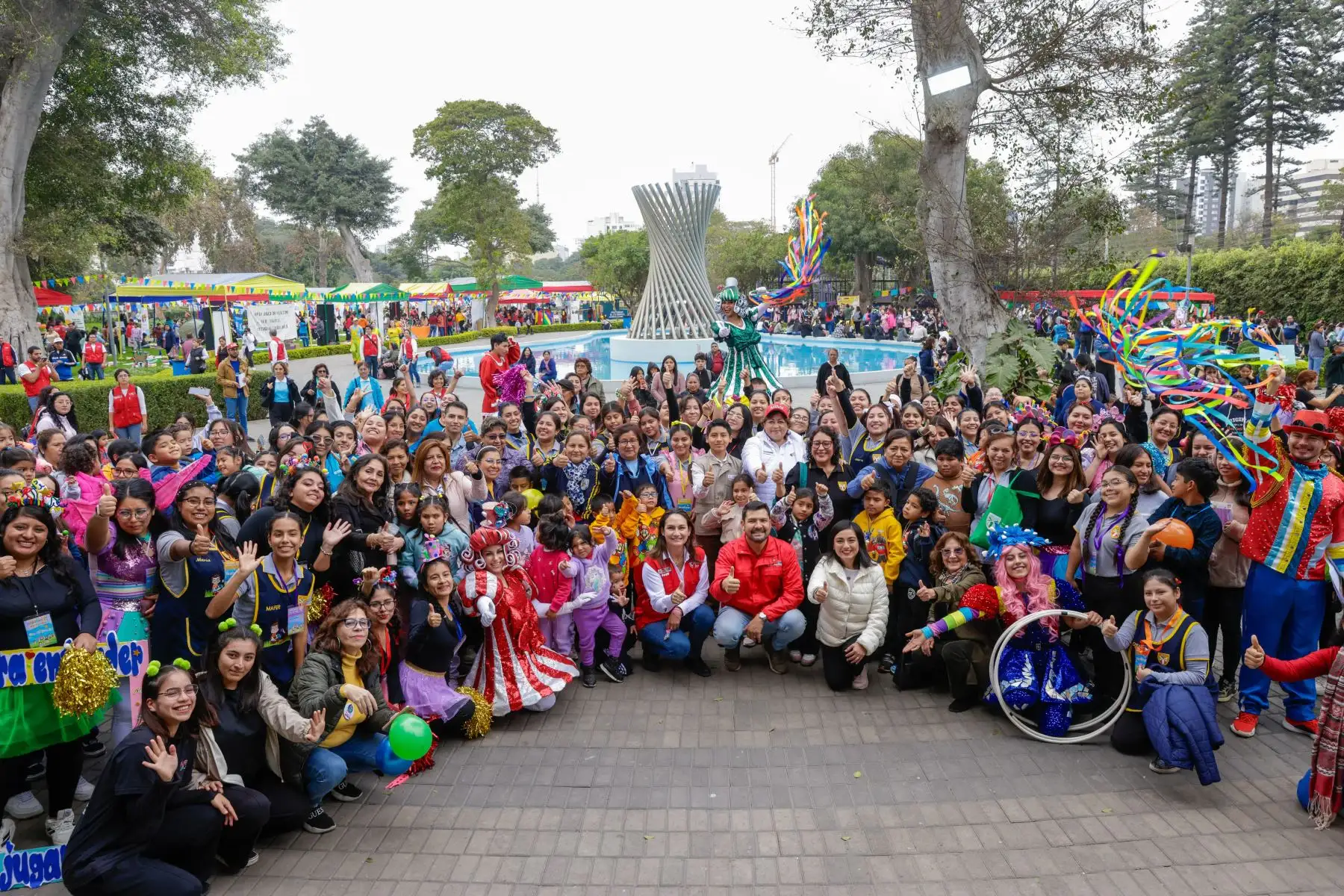 En el marco del Día Internacional del Juego, el Ministerio de la Mujer y Poblaciones Vulnerables  organizó con gran éxito la Feria Lúdica Multisectorial “El juego es un derecho, ¡JUGUEMOS!”, que reunió a cerca de 2,000  niños y adolescentes en el Circuito Mágico del Agua del Parque de la Reserva, en Lima. 
Foto: MIMP