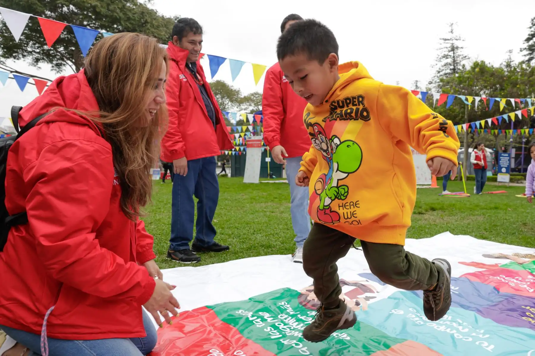 En el marco del Día Internacional del Juego, el Ministerio de la Mujer y Poblaciones Vulnerables  organizó con gran éxito la Feria Lúdica Multisectorial “El juego es un derecho, ¡JUGUEMOS!”, que reunió a cerca de 2,000  niños y adolescentes en el Circuito Mágico del Agua del Parque de la Reserva, en Lima. 
Foto: MIMP