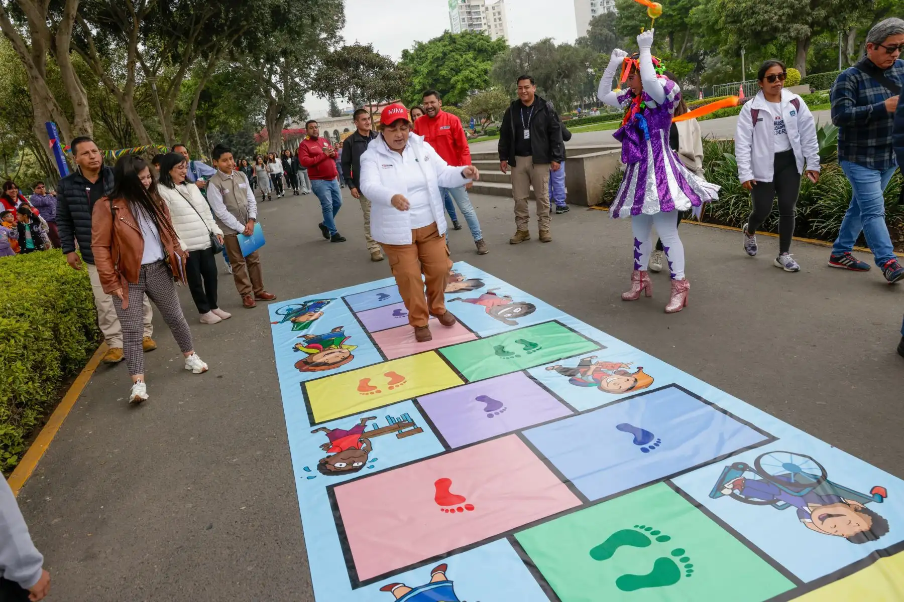 En el marco del Día Internacional del Juego, el Ministerio de la Mujer y Poblaciones Vulnerables  organizó con gran éxito la Feria Lúdica Multisectorial “El juego es un derecho, ¡JUGUEMOS!”, que reunió a cerca de 2,000  niños y adolescentes en el Circuito Mágico del Agua del Parque de la Reserva, en Lima. 
Foto: MIMP