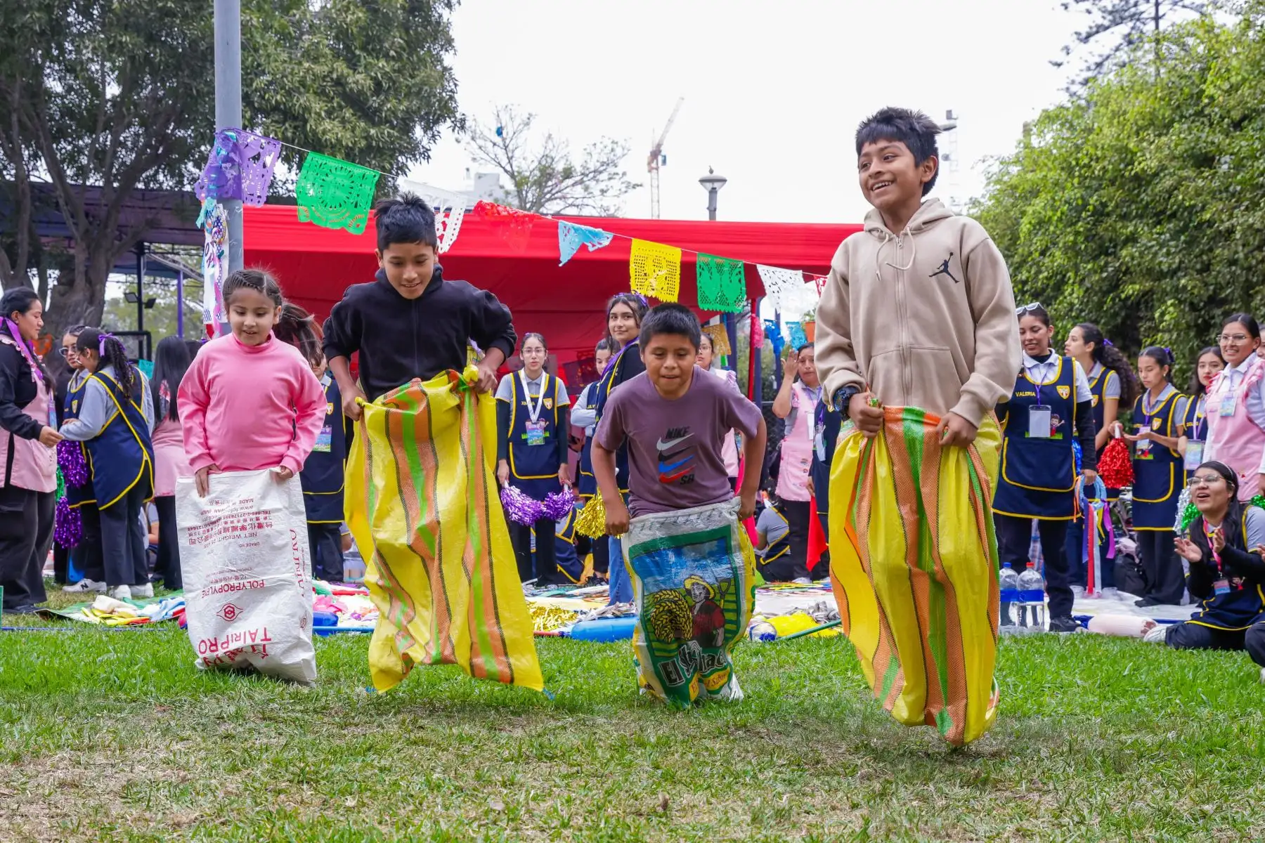 En el marco del Día Internacional del Juego, el Ministerio de la Mujer y Poblaciones Vulnerables  organizó con gran éxito la Feria Lúdica Multisectorial “El juego es un derecho, ¡JUGUEMOS!”, que reunió a cerca de 2,000  niños y adolescentes en el Circuito Mágico del Agua del Parque de la Reserva, en Lima. 
Foto: MIMP