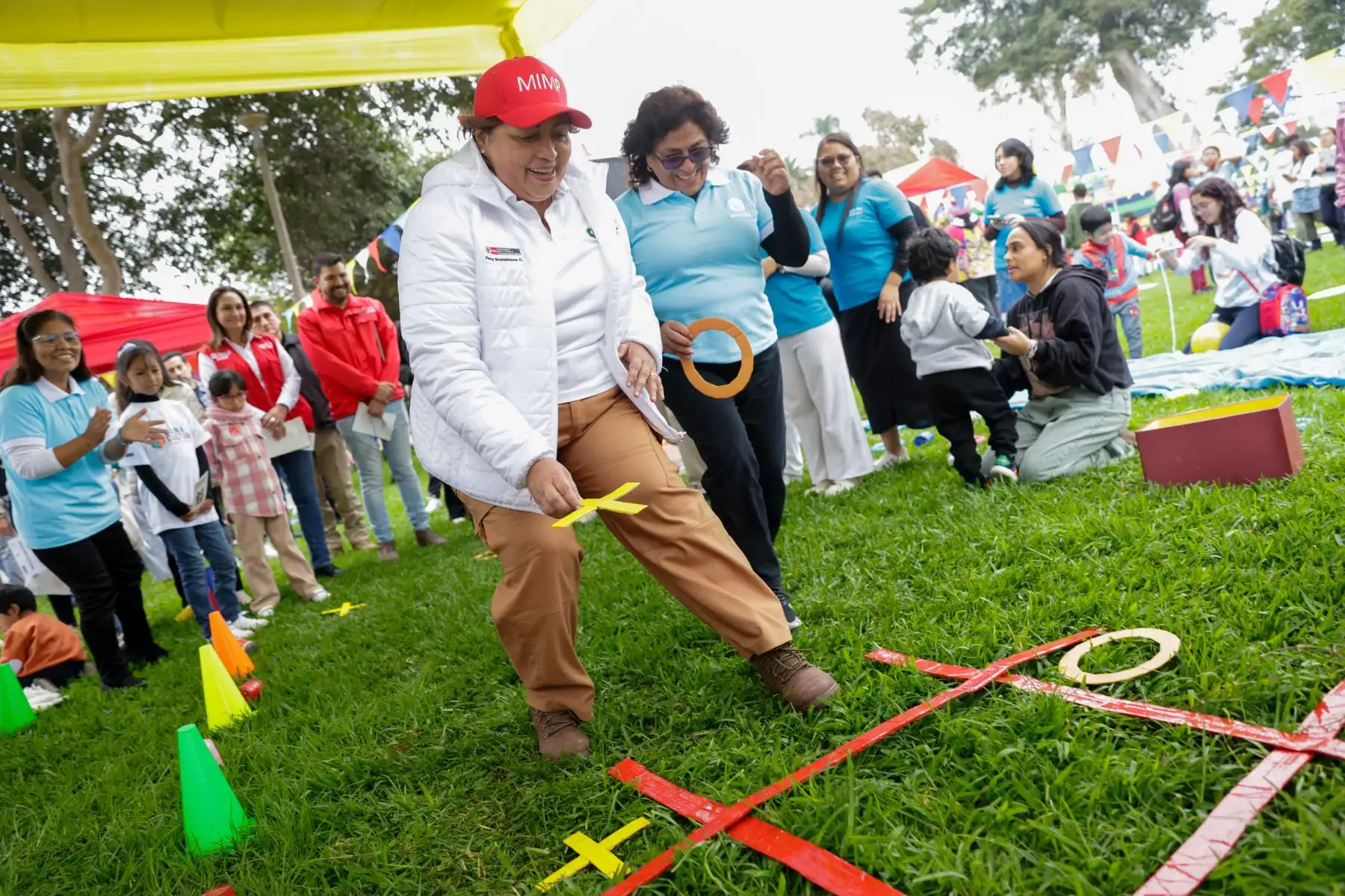 En el marco del Día Internacional del Juego, el Ministerio de la Mujer y Poblaciones Vulnerables  organizó con gran éxito la Feria Lúdica Multisectorial “El juego es un derecho, ¡JUGUEMOS!”, que reunió a cerca de 2,000  niños y adolescentes en el Circuito Mágico del Agua del Parque de la Reserva, en Lima. 
Foto: MIMP