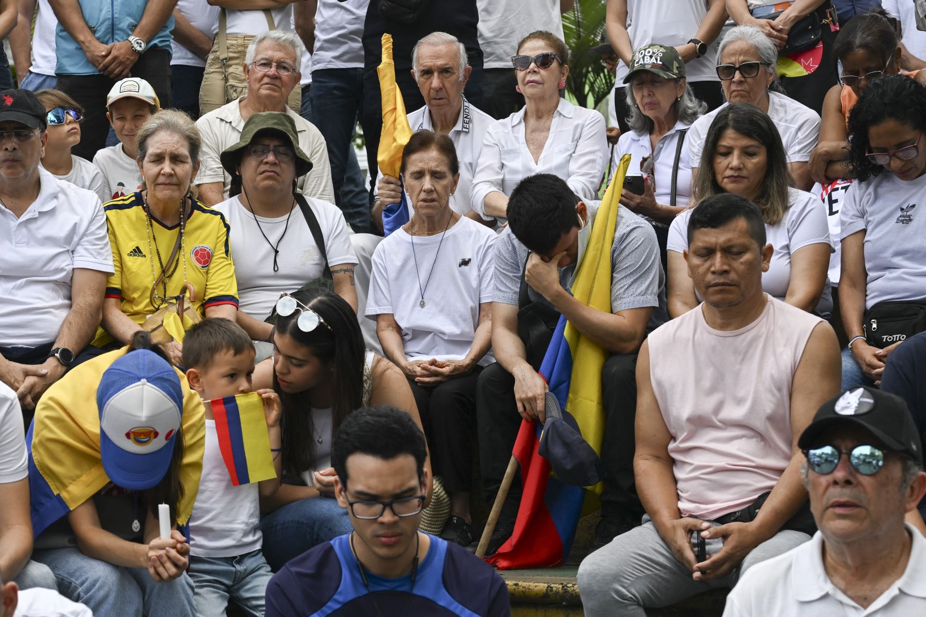 Personas participan en una protesta contra la violencia y a favor de la paz en Medellín, Colombia.
Foto: AFP