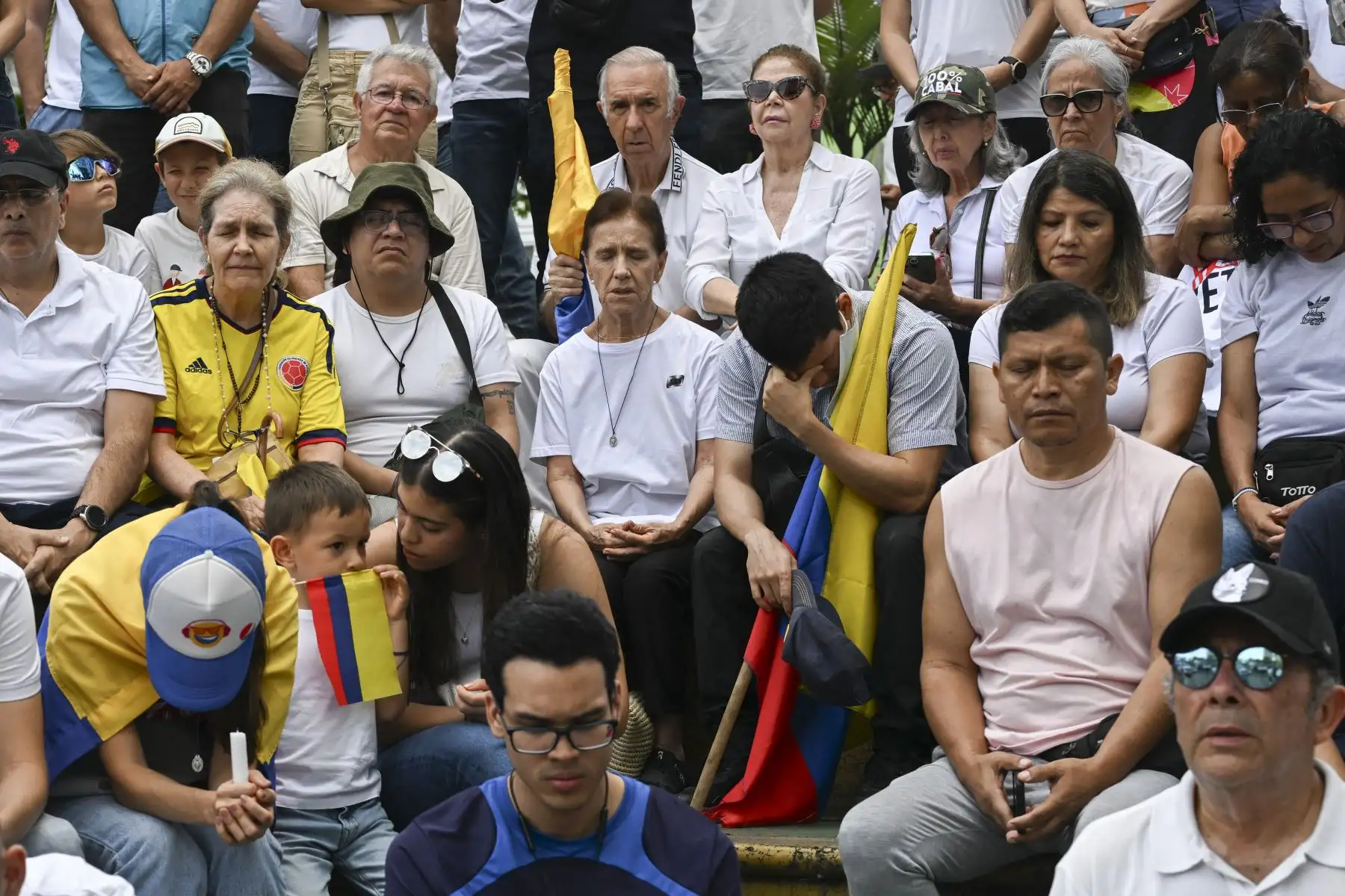 Personas participan en una protesta contra la violencia y a favor de la paz en Medellín, Colombia.
Foto: AFP
