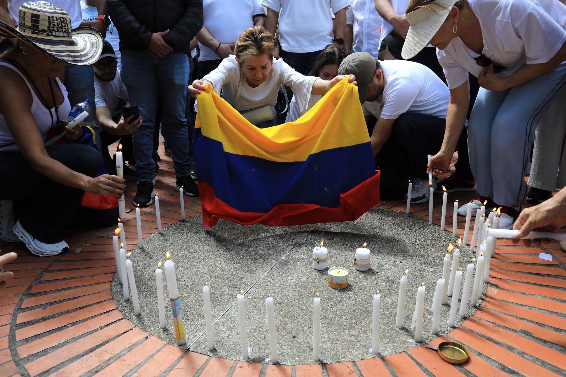Personas encienden velas durante una protesta contra la violencia y a favor de la paz en Medellín, Colombia, un día después del ataque contra el candidato presidencial Miguel Uribe.
Foto: AFP