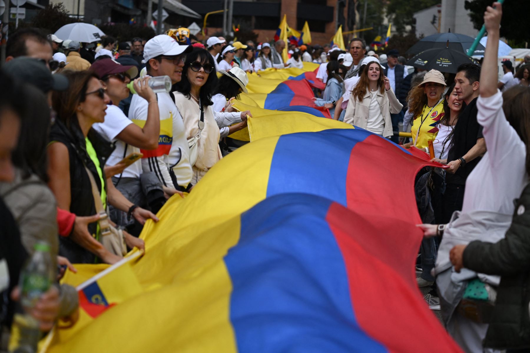 Personas participan en una protesta contra la violencia y a favor de la paz en Medellín, Colombia.
Foto: AFP