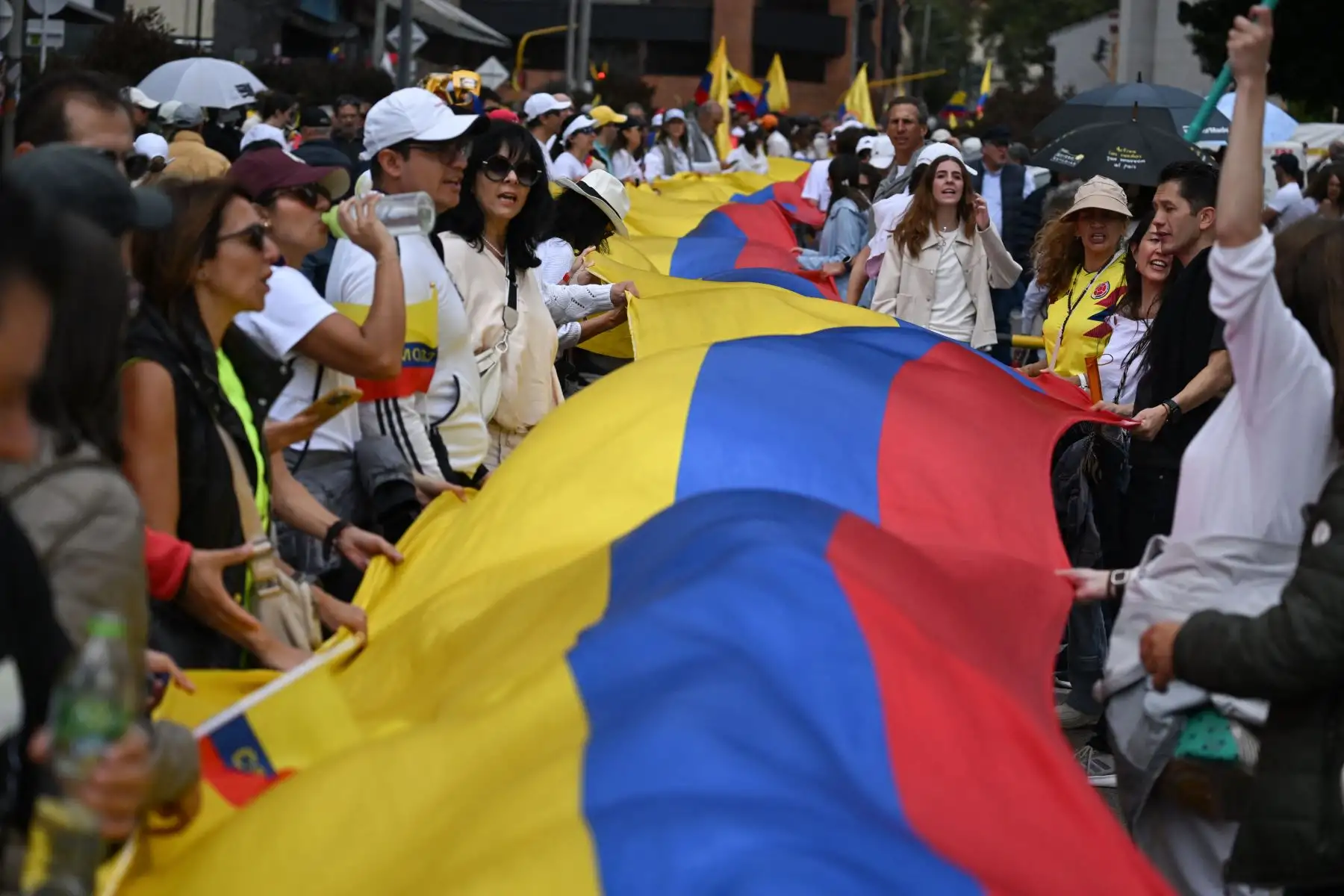 Personas participan en una protesta contra la violencia y a favor de la paz en Medellín, Colombia.
Foto: AFP