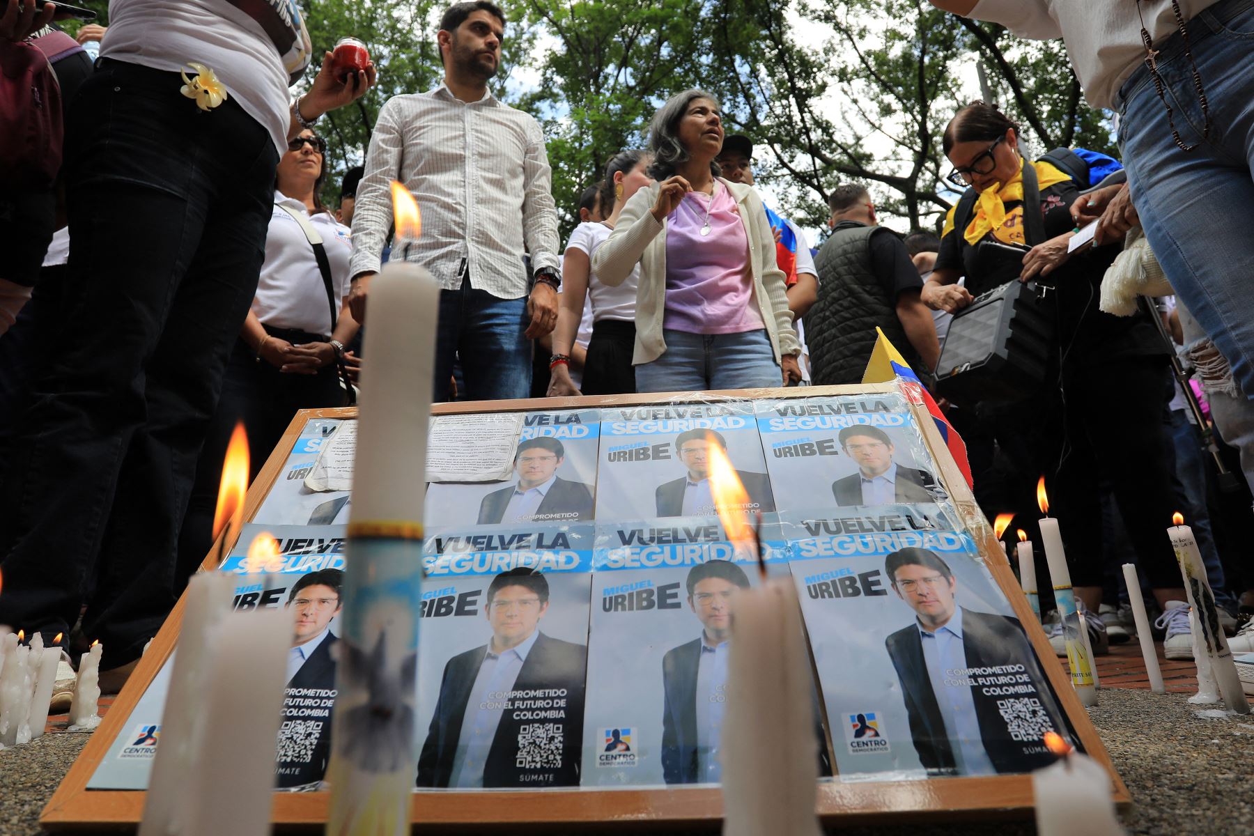 Personas encienden velas durante una protesta contra la violencia y a favor de la paz en Medellín, un día después del ataque contra el candidato presidencial Miguel Uribe. 
Foto: AFP