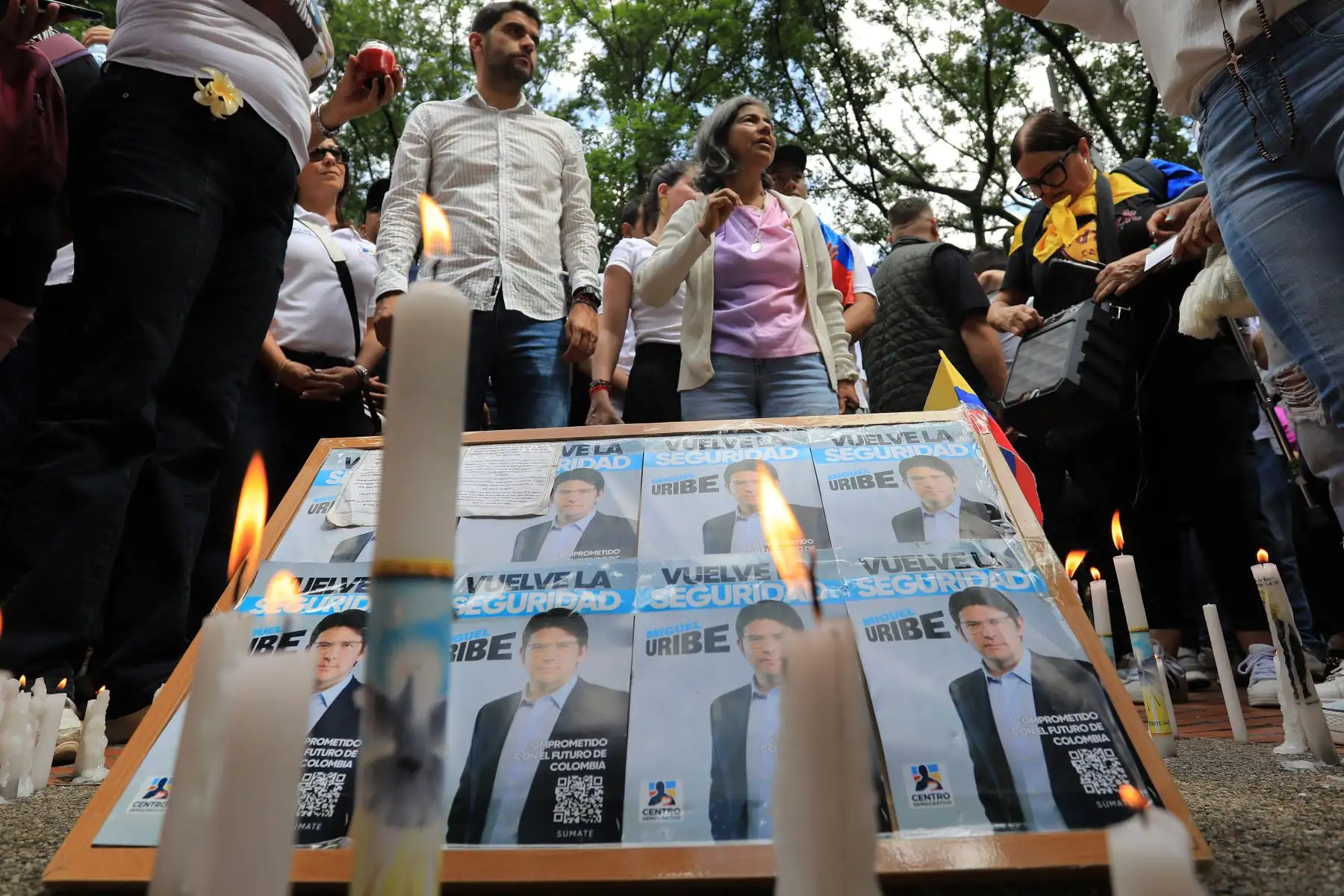 Personas encienden velas durante una protesta contra la violencia y a favor de la paz en Medellín, un día después del ataque contra el candidato presidencial Miguel Uribe. 
Foto: AFP