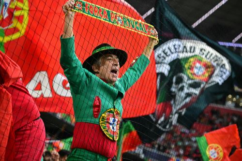 Aficionados de España y Portugal alientan a sus equipos por la final de la Liga de Naciones
