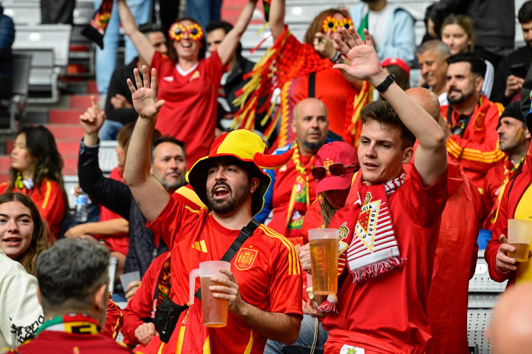 Los aficionados españoles beben una cerveza antes del partido final de la Liga de Naciones de la UEFA entre Portugal y España en Múnich, sur de Alemania.
Foto: AFP