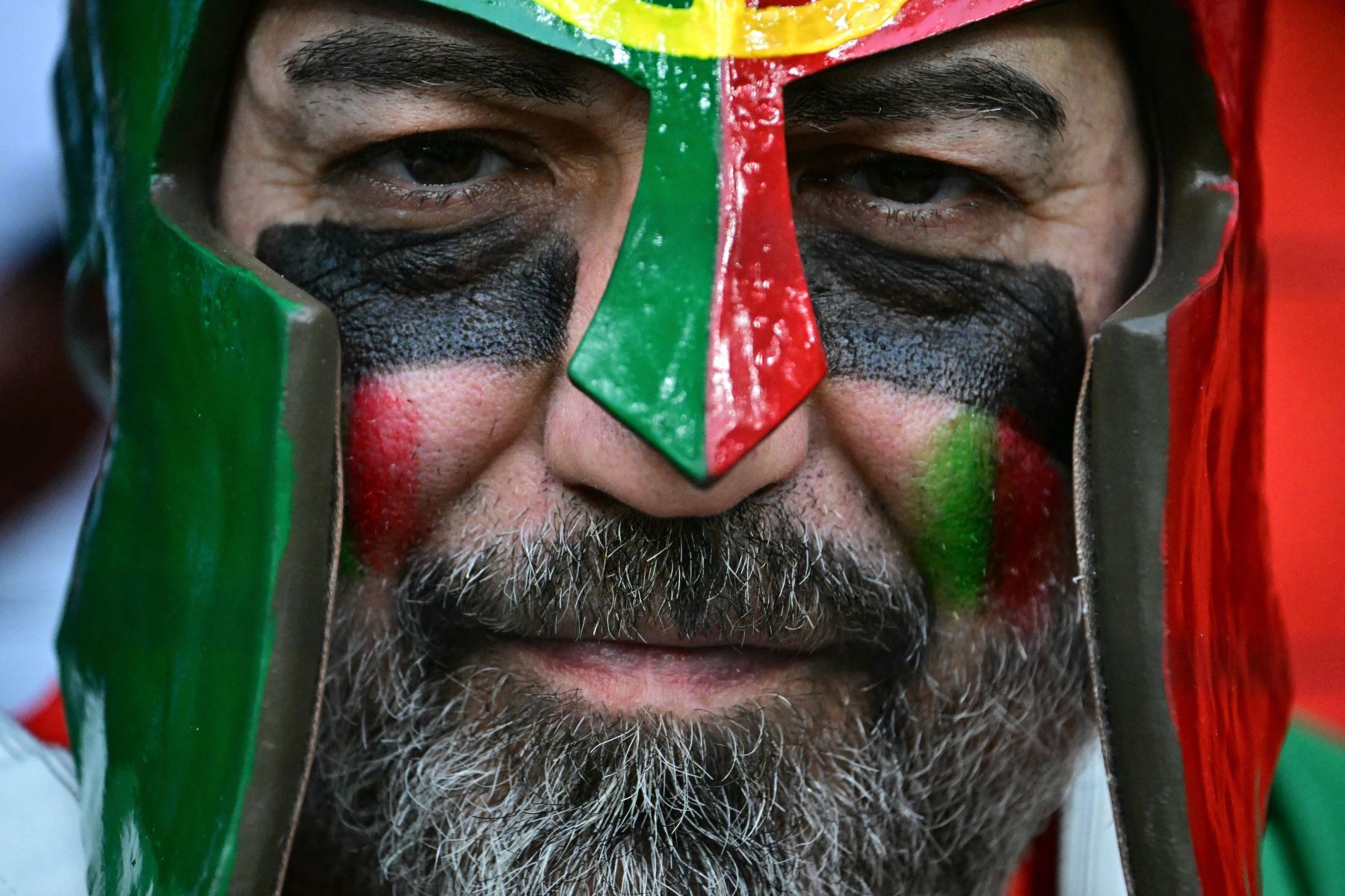 Un aficionado de Portugal es fotografiado antes del partido final de la Liga de Naciones de la UEFA entre Portugal y España en Múnich, sur de Alemania.
Foto: AFP
