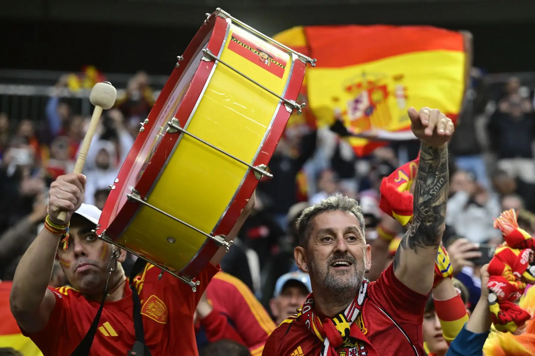 Los aficionados españoles animan antes del partido final de la Liga de Naciones de la UEFA entre Portugal y España en Múnich, sur de Alemania.
Foto: AFP