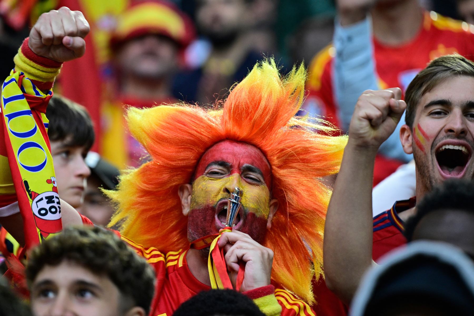 Un aficionado español sostiene un mini trofeo antes del partido final de la Liga de Naciones de la UEFA entre Portugal y España en Múnich, sur de Alemania.
Foto: AFP