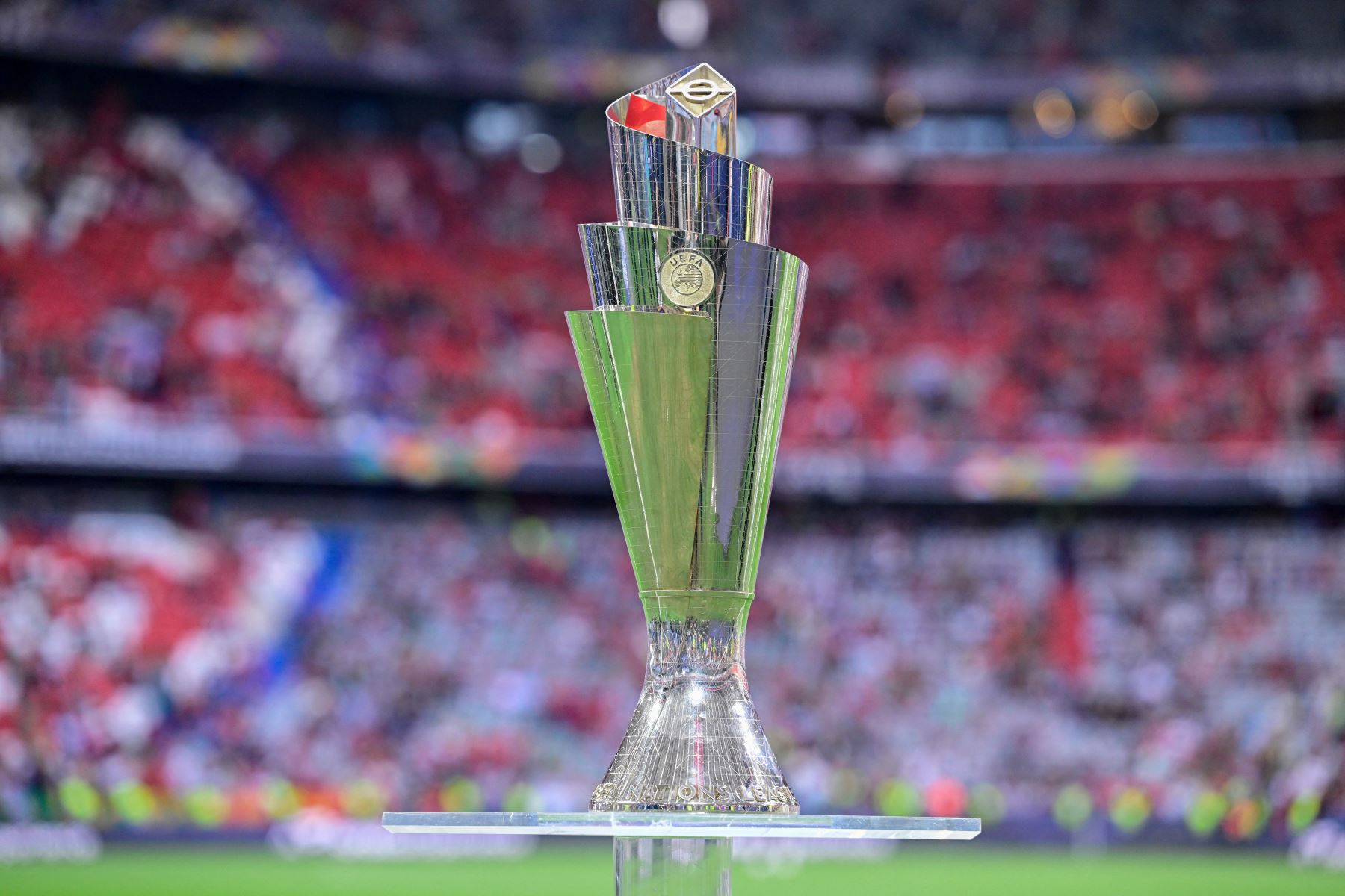 El trofeo de la Liga de Naciones de la UEFA se exhibirá antes de la final de fútbol de la Liga de Naciones de la UEFA entre Portugal y España en Múnich, sur de Alemania.
Foto: AFP