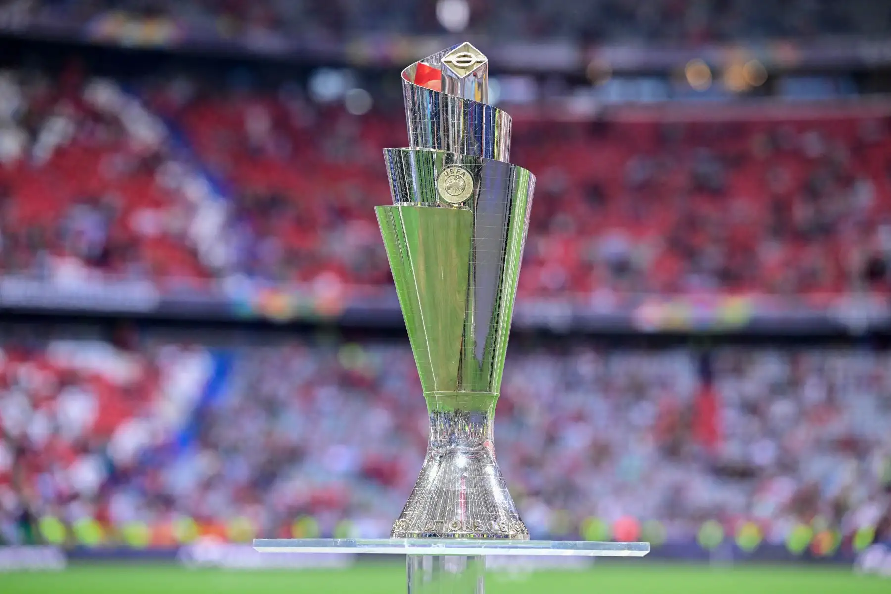 El trofeo de la Liga de Naciones de la UEFA se exhibirá antes de la final de fútbol de la Liga de Naciones de la UEFA entre Portugal y España en Múnich, sur de Alemania.
Foto: AFP